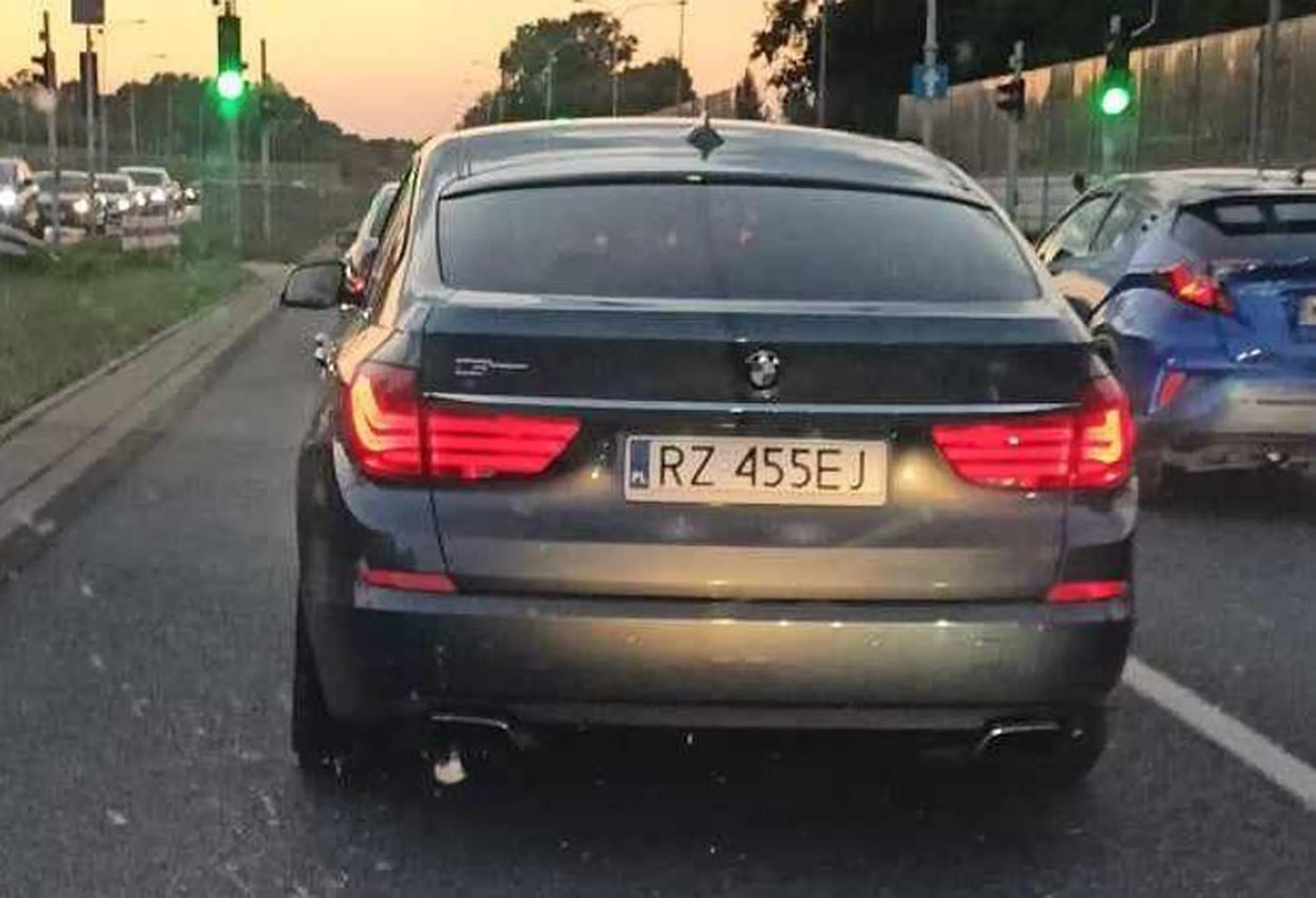 Uważajcie na tego gamonia, cham specjalnie zajeżdza drogę, mój 6 letni syn nazwał go minionkiem bo "one też nie wiedzą jak kierować i jadą gdzie chcą" :)