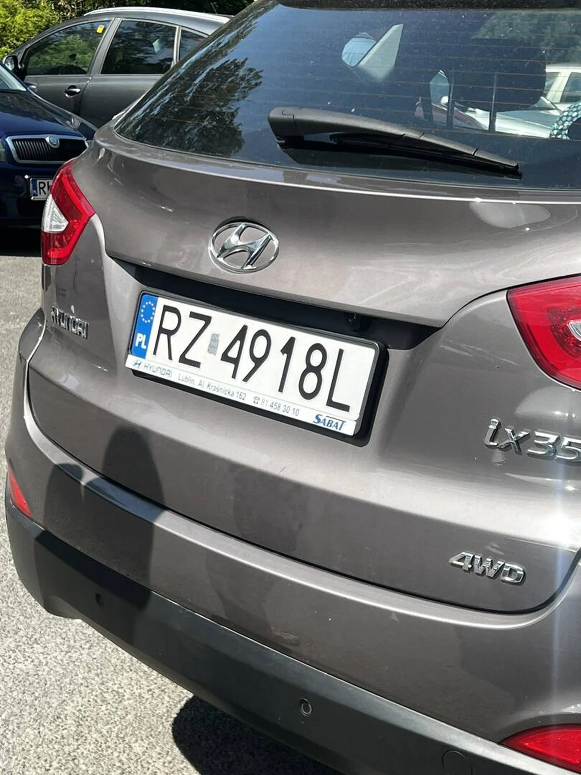 Pan przerysował mi auto kiedy parkował nie chciał się do tego przyznać pomimo że siedziałem w aucie i widziałem jak opona rysuje mi przedni zderzak na koniec zwyzywał mnie od gówniarzy
