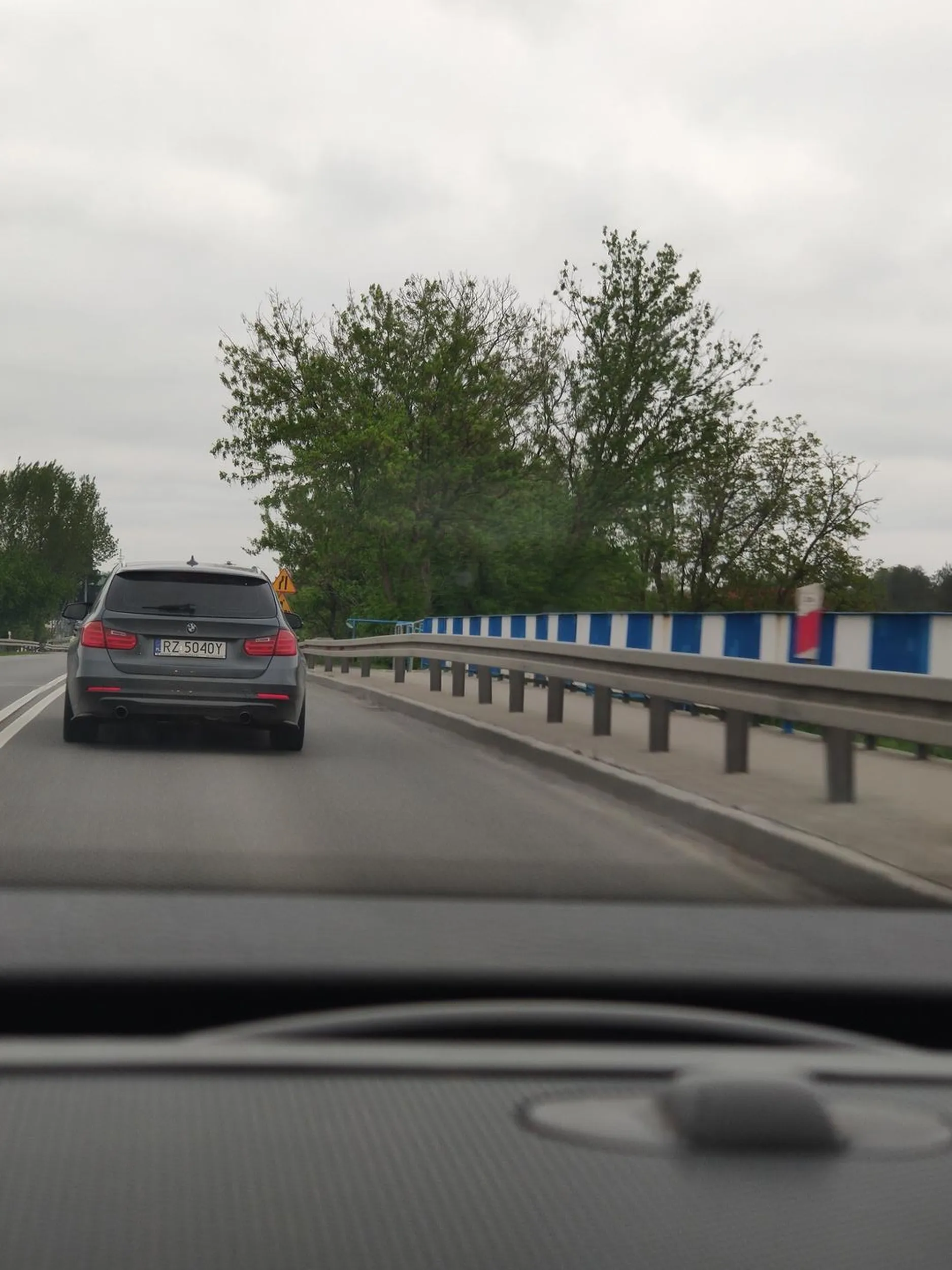 Prostackie wyrzucanie kiepów przez okno.