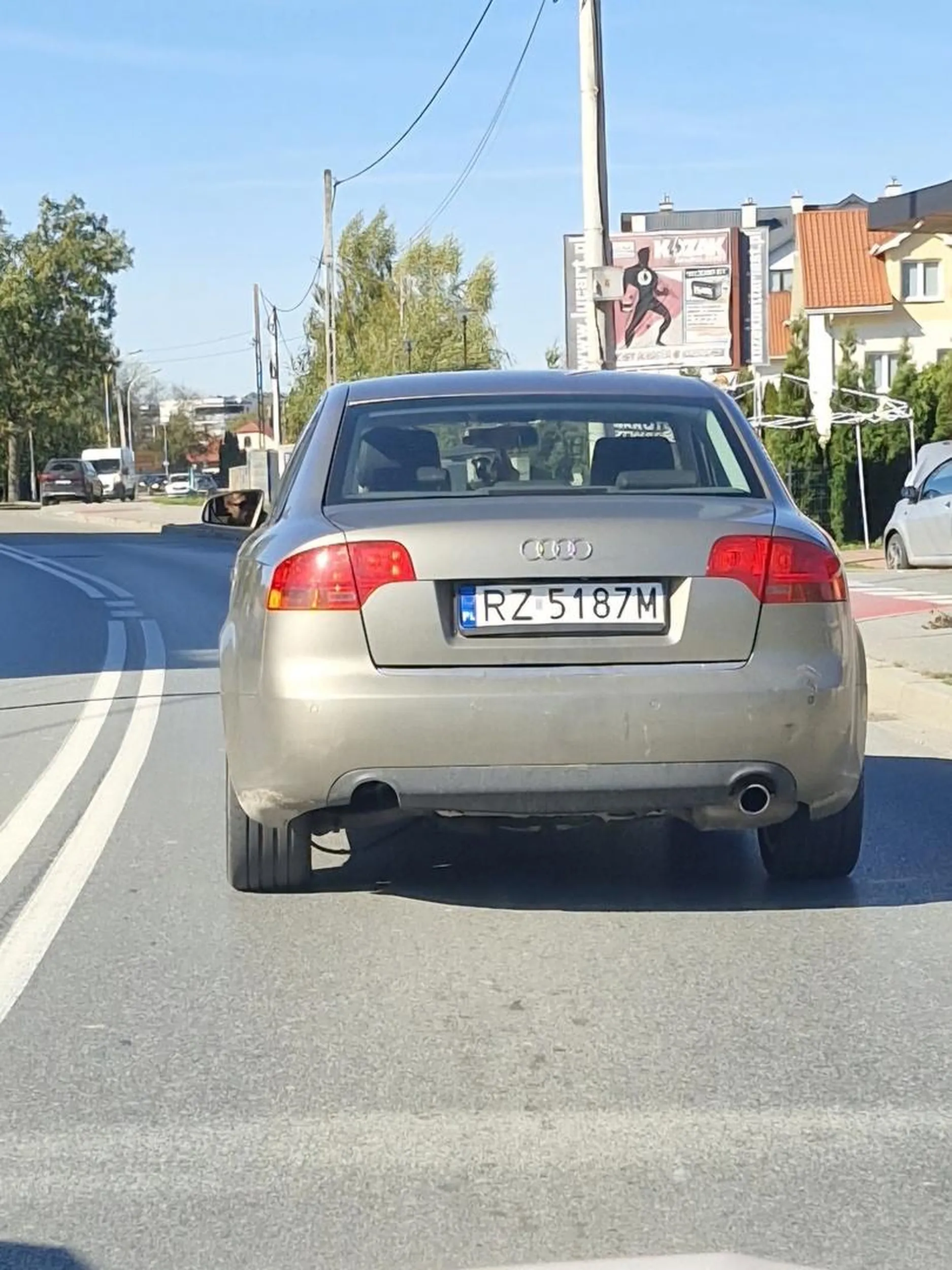 Zajeżdża drogę przed światłami aby stanąć na nich jako pierwszy, po czym na zielonym nie rusza. Na delikatny sygnał dźwiękowy aby ruszył reaguje środkowym palcem, ale zatrzymać się porozmawiać nie raczył.