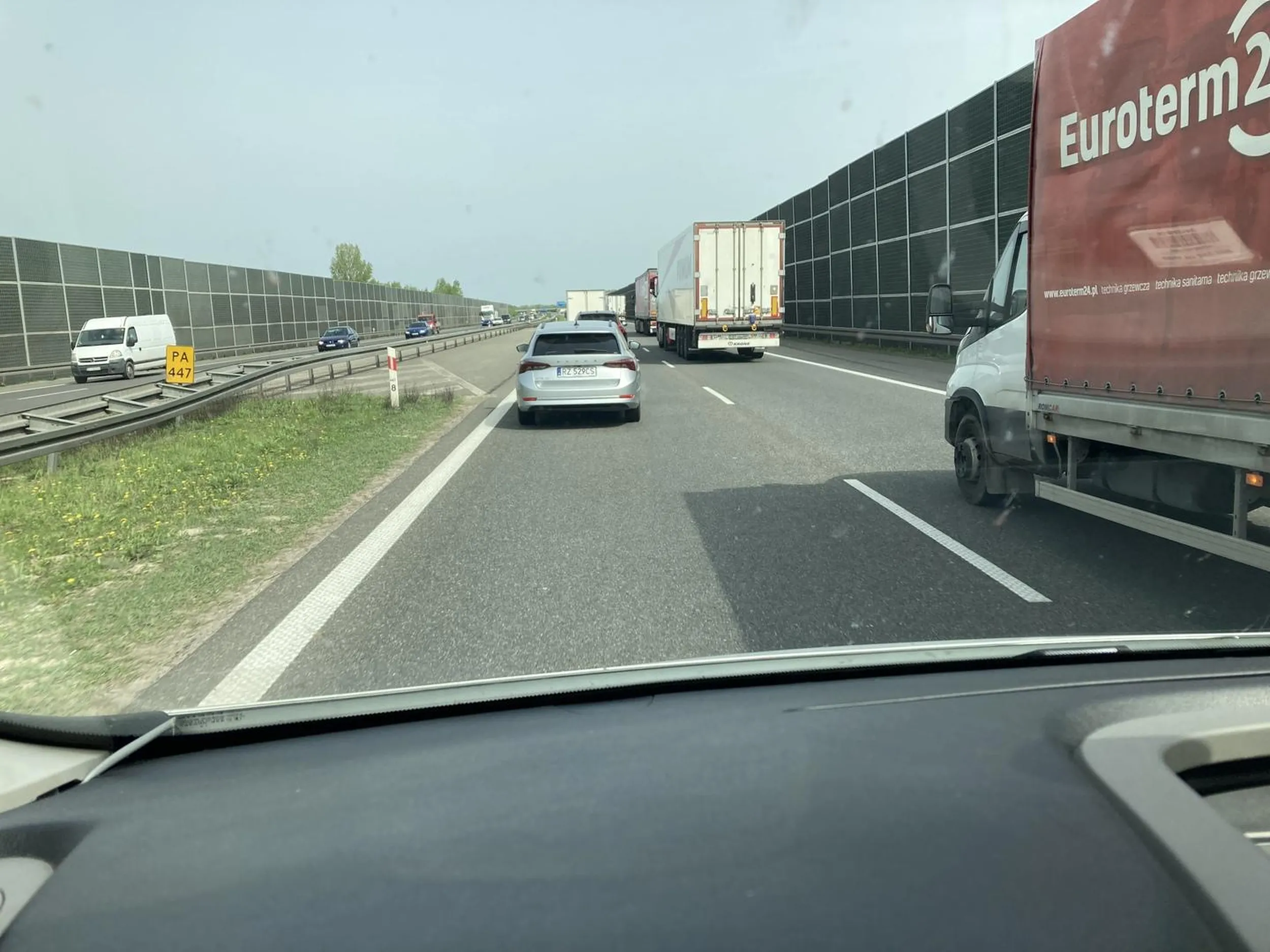 Pozdrawiam kierowcę srebrnej Octavii z trasy Łódź - Warszawa. Jazdę masz we krwi, chwałę Cię i oby więcej takich kierowców!