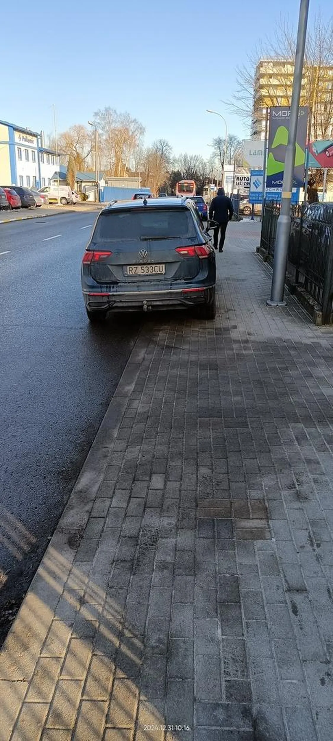 Na chodniku, to najlepiej się parkuje.