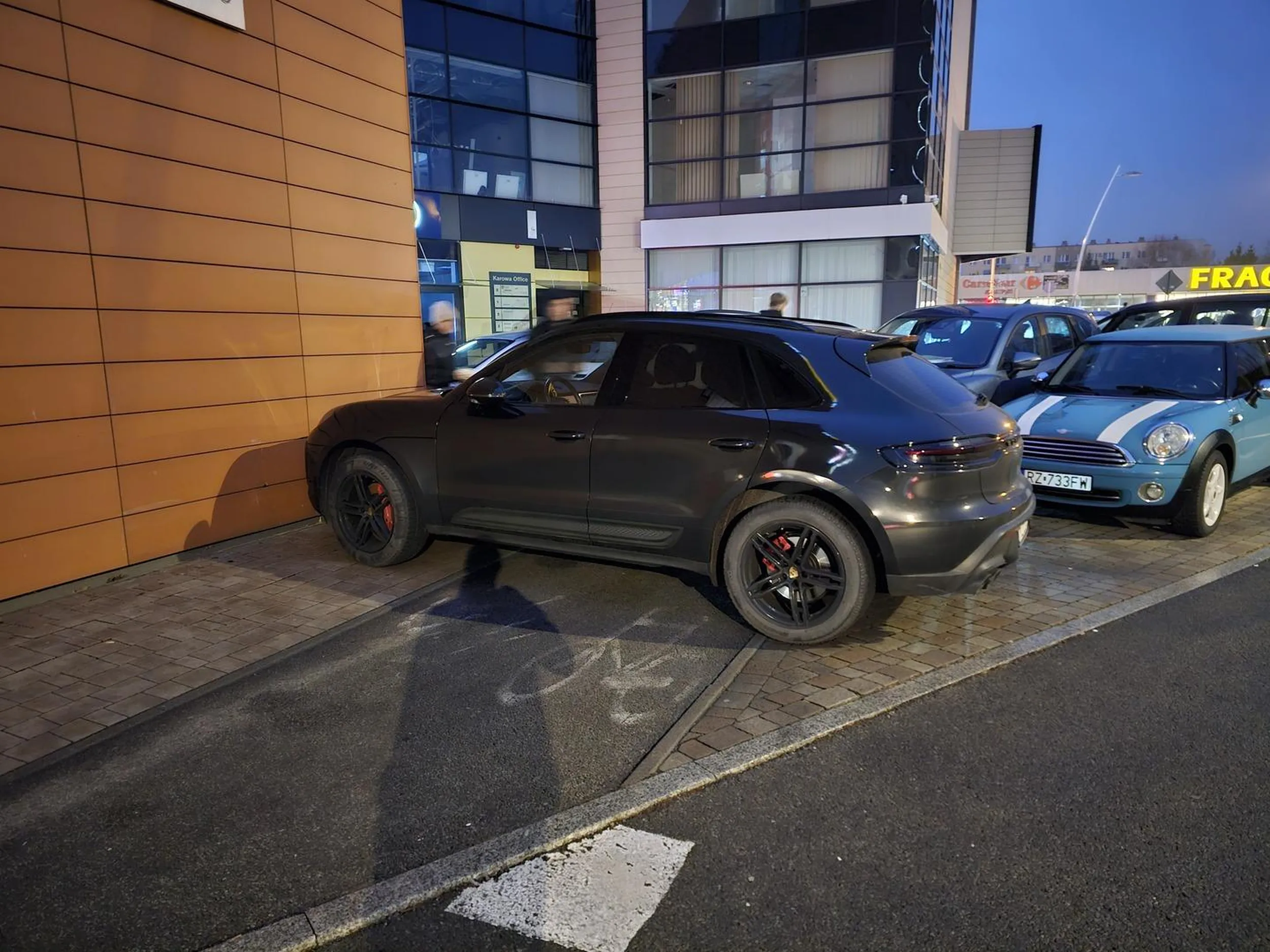 Żałuję, że nie zwróciłem uwagi jak wsiadaliście do samochodu.. Miejsca na podziemnym nie było?