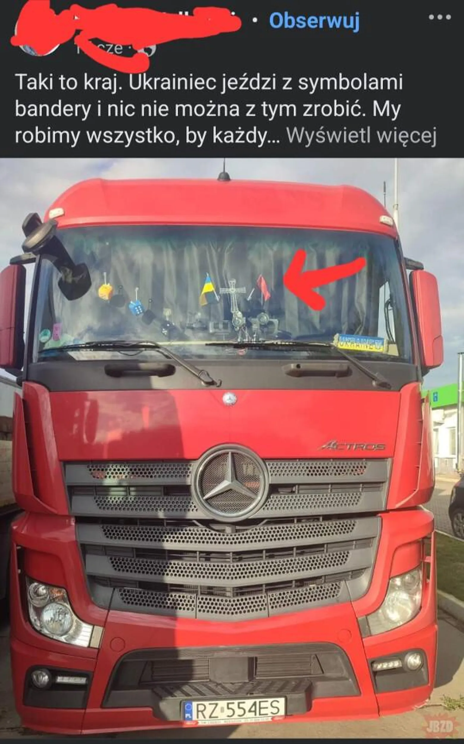 Przecież ten kierowca świata przez przednią szybę nie widzi.