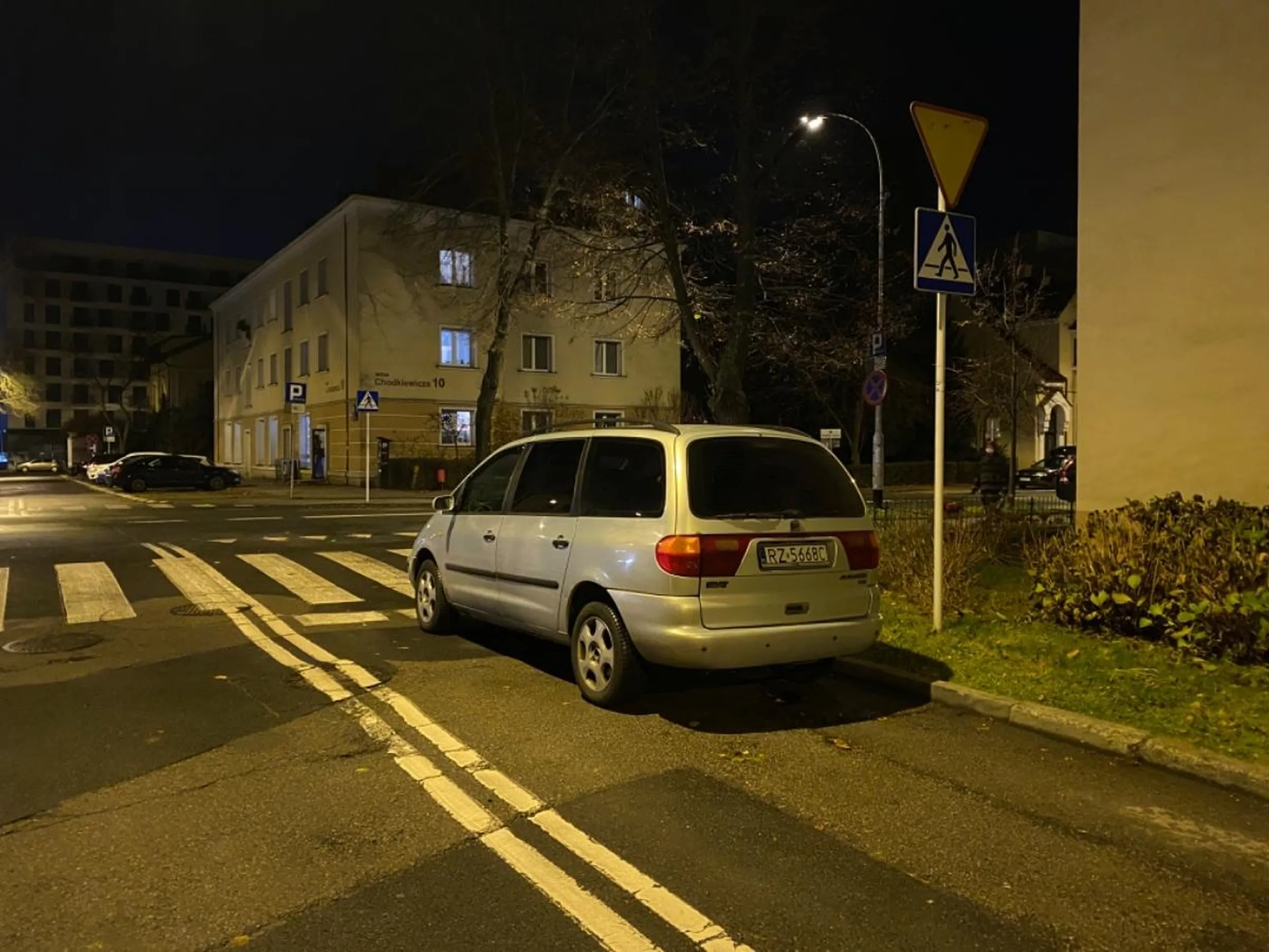 Pojazd był zaparkowany w odległości mniejszej niż 10 m od przejścia dla pieszych (art. 49. 1.2 prd)