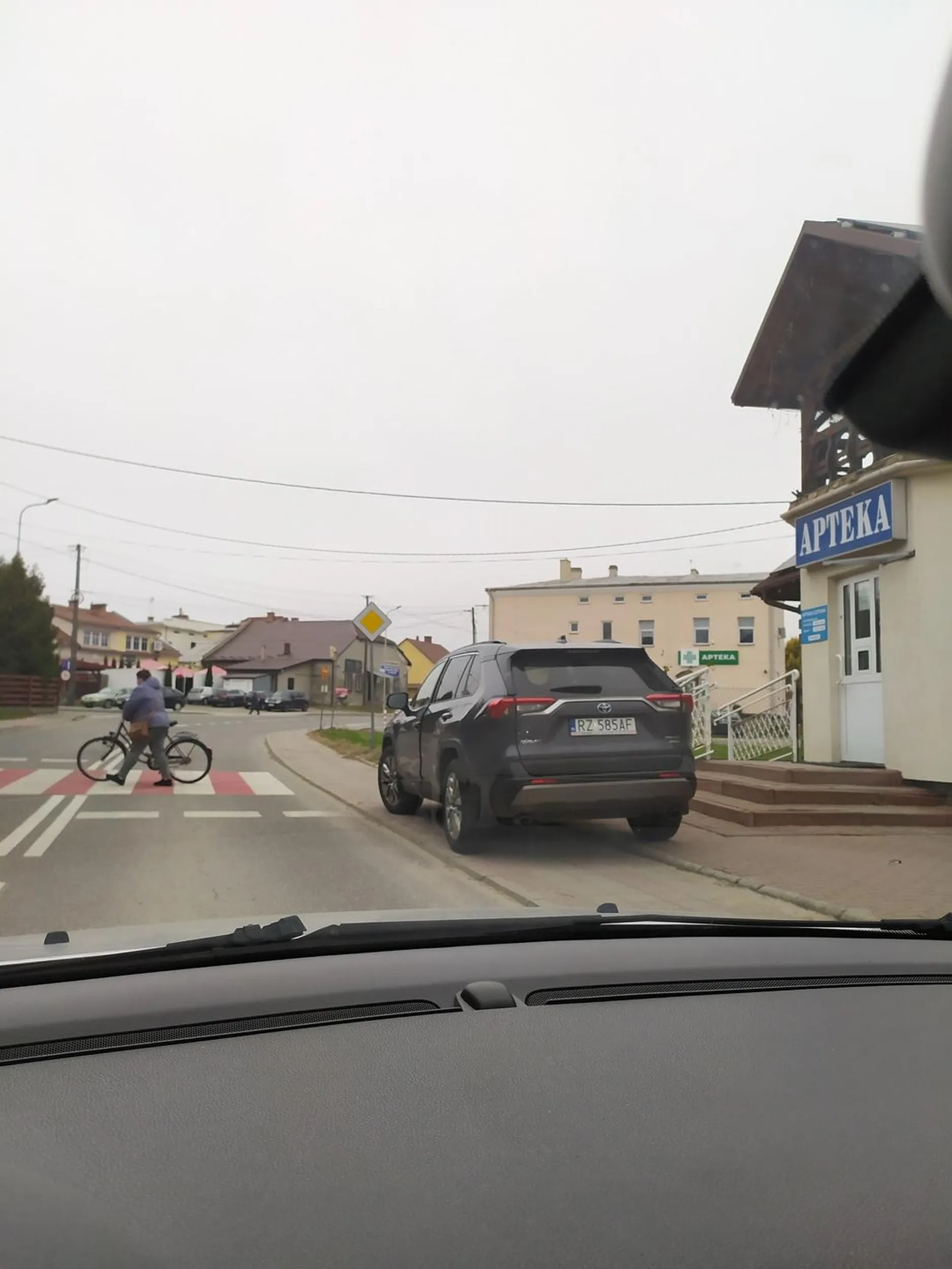 Cudowne parkowane tuż przed przejęciem dla pieszych i na całej szerokości chodnika