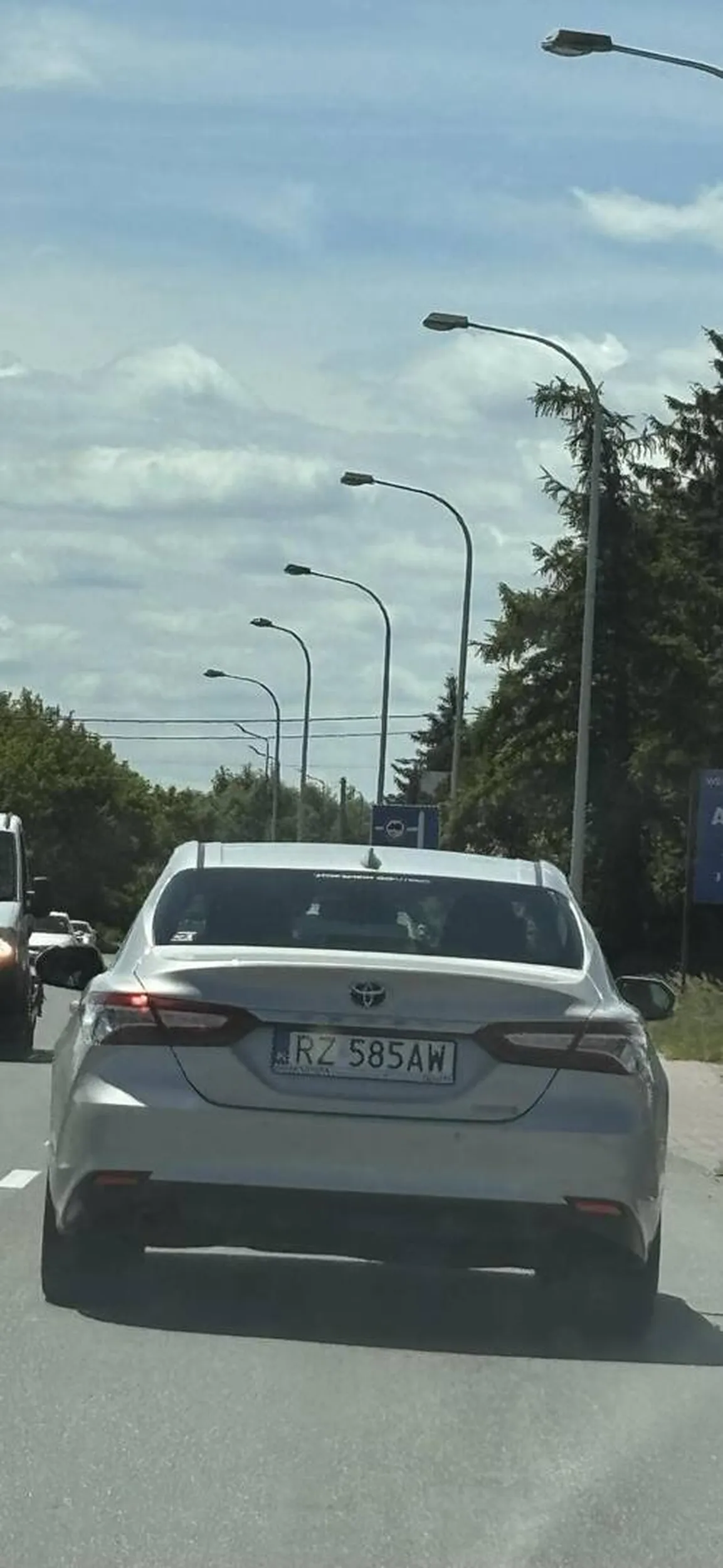 Niech się Pani nauczy wyprzedzać i nie stwarzać zagrożenia na drodze, bo się nie potrafi ocenić sytuacji.
