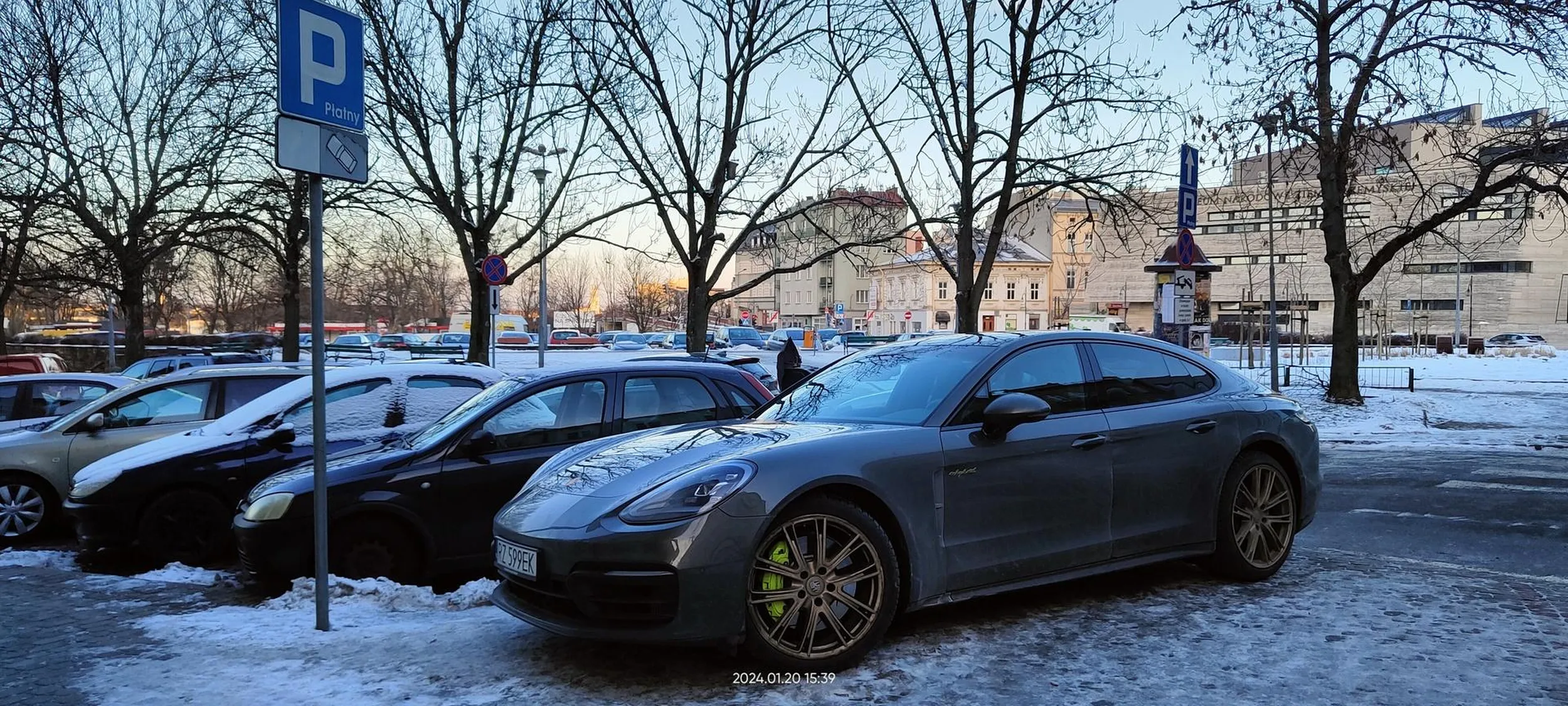 Wybitny kierowca, szkoda że nie wie gdzie zaczyna się parking