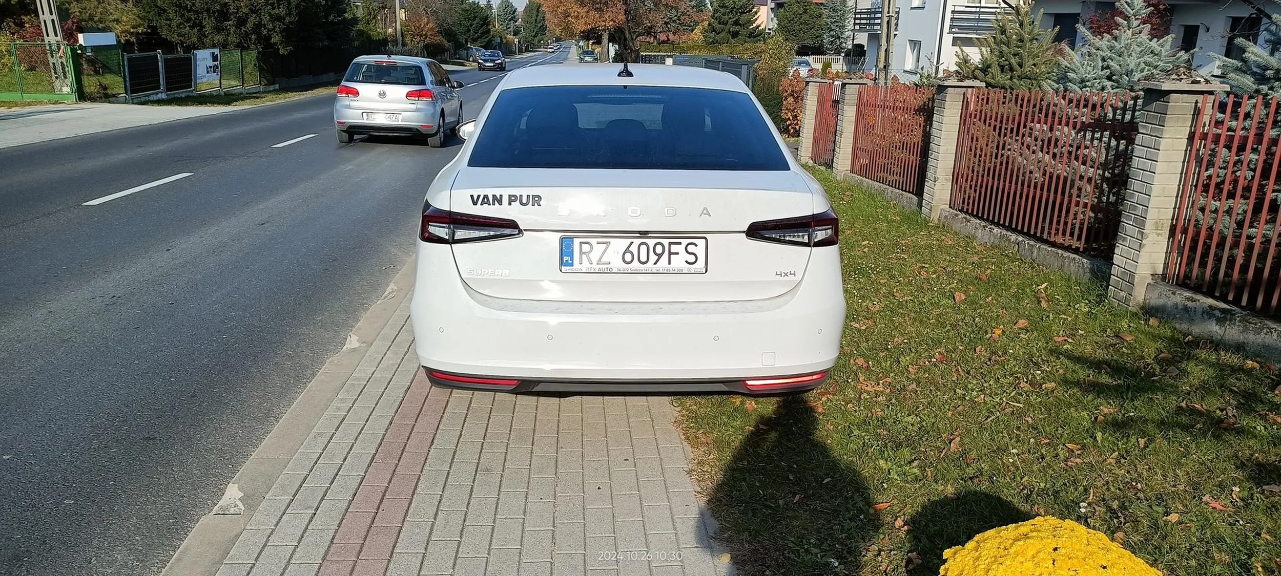 Kretyn zostawił auto z uruchomionym silnikiem na co najmniej 10 minut i zastawił chodnik.