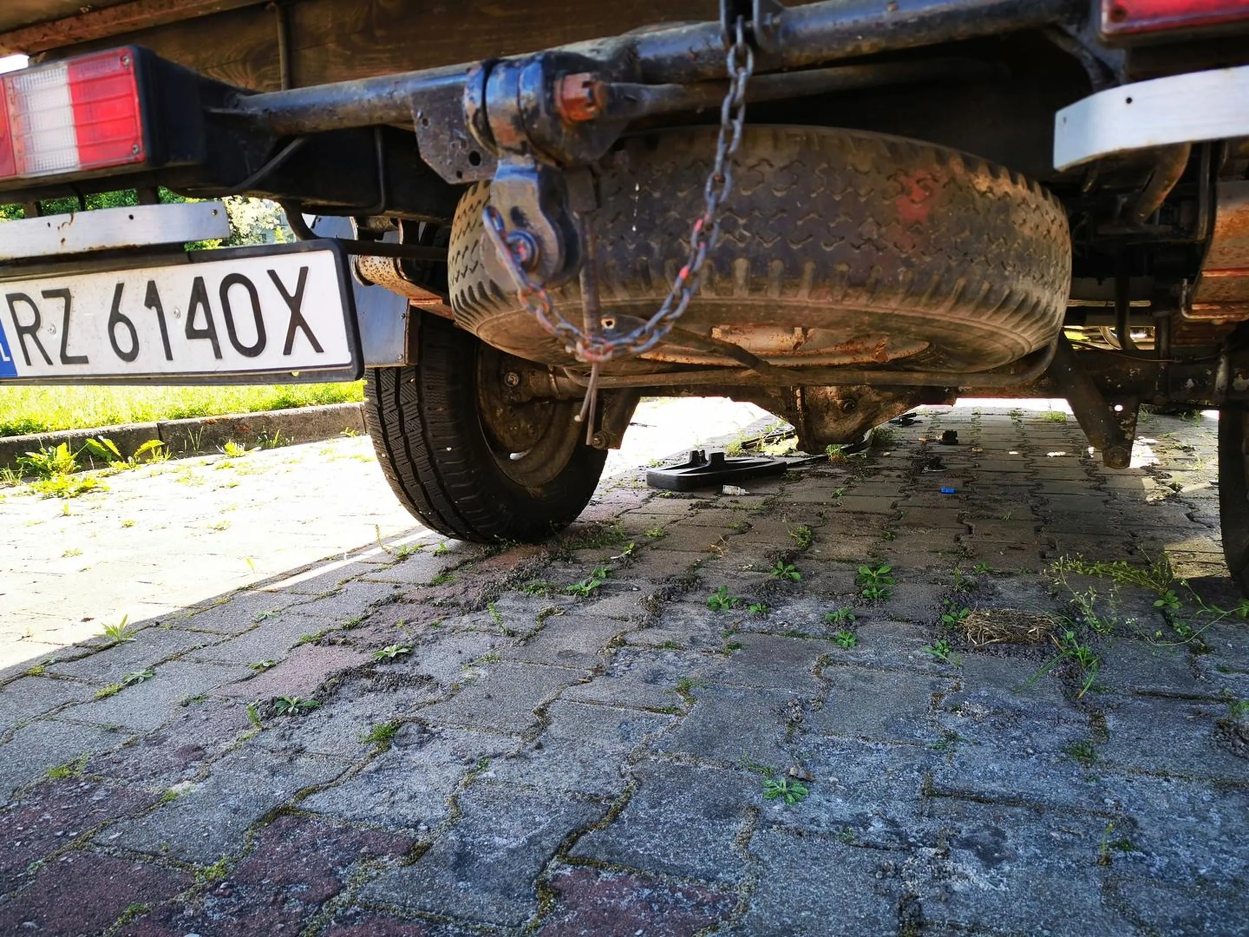 Złom porzucony na parkingu osiedlowym, przez restaurację BRODMIRBAR.PL Dwa lata niszczeje, demolowany przez hołotę z osiedla. Pod autem sterta części, cieknący olej silnikowy i paliwo. Śmierdzi gazem. BRODMIRBAR.PL Nie wstyd wam?