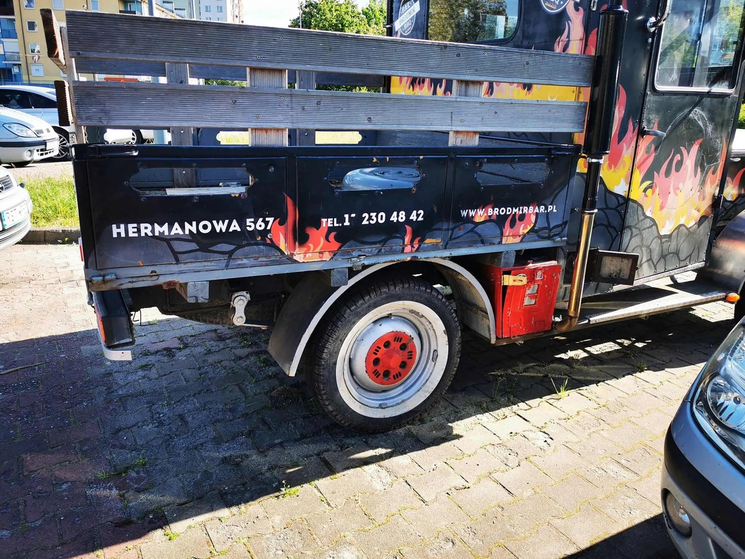 Złom porzucony na parkingu osiedlowym, przez restaurację BRODMIRBAR.PL Dwa lata niszczeje, demolowany przez hołotę z osiedla. Pod autem sterta części, cieknący olej silnikowy i paliwo. Śmierdzi gazem. BRODMIRBAR.PL Nie wstyd wam?