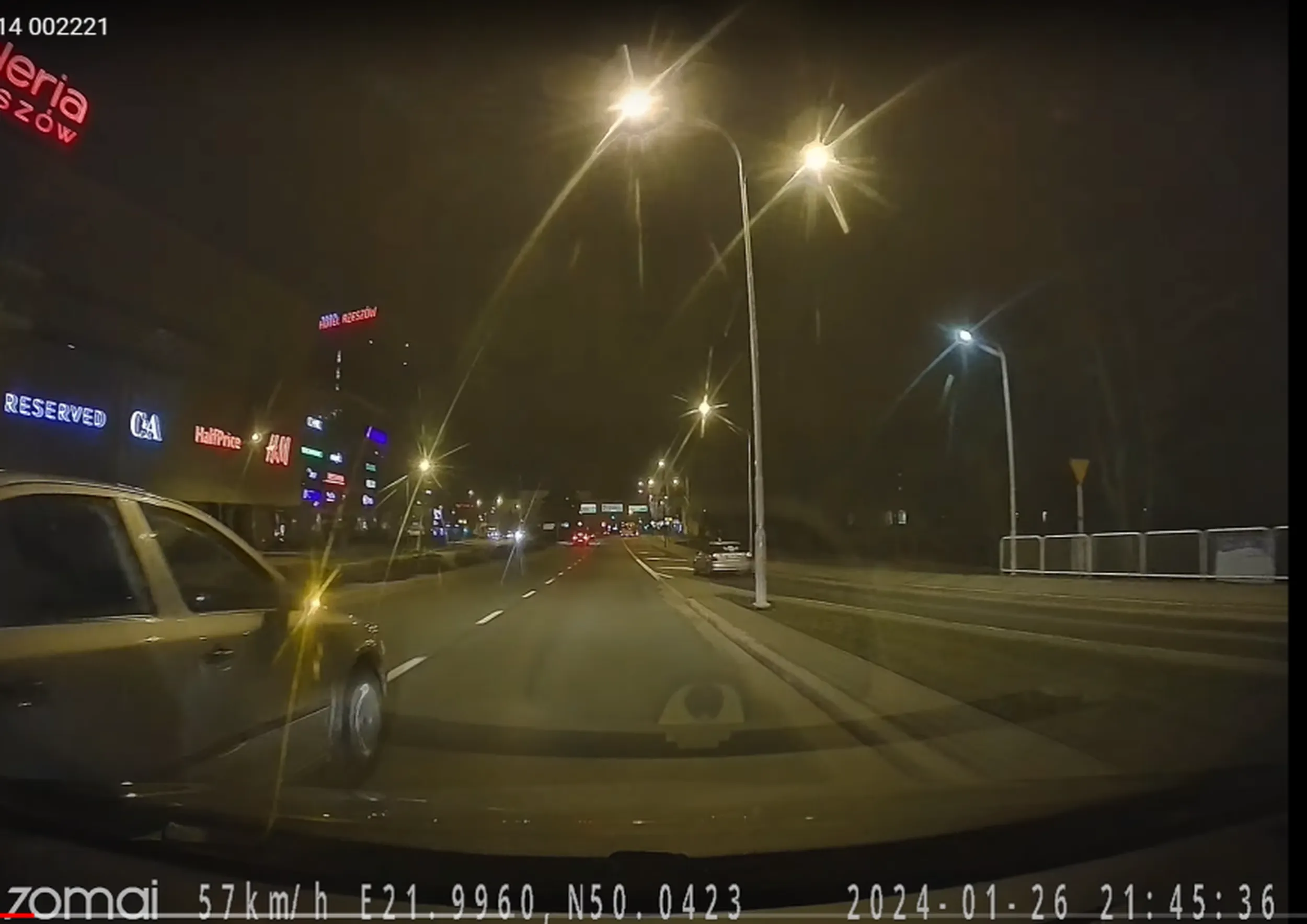 Skoda Octavia. Właściciel lubi sobie zmienić pas ignorując fakt, że ten jest już zajęty przez innego użytkownika drogi.