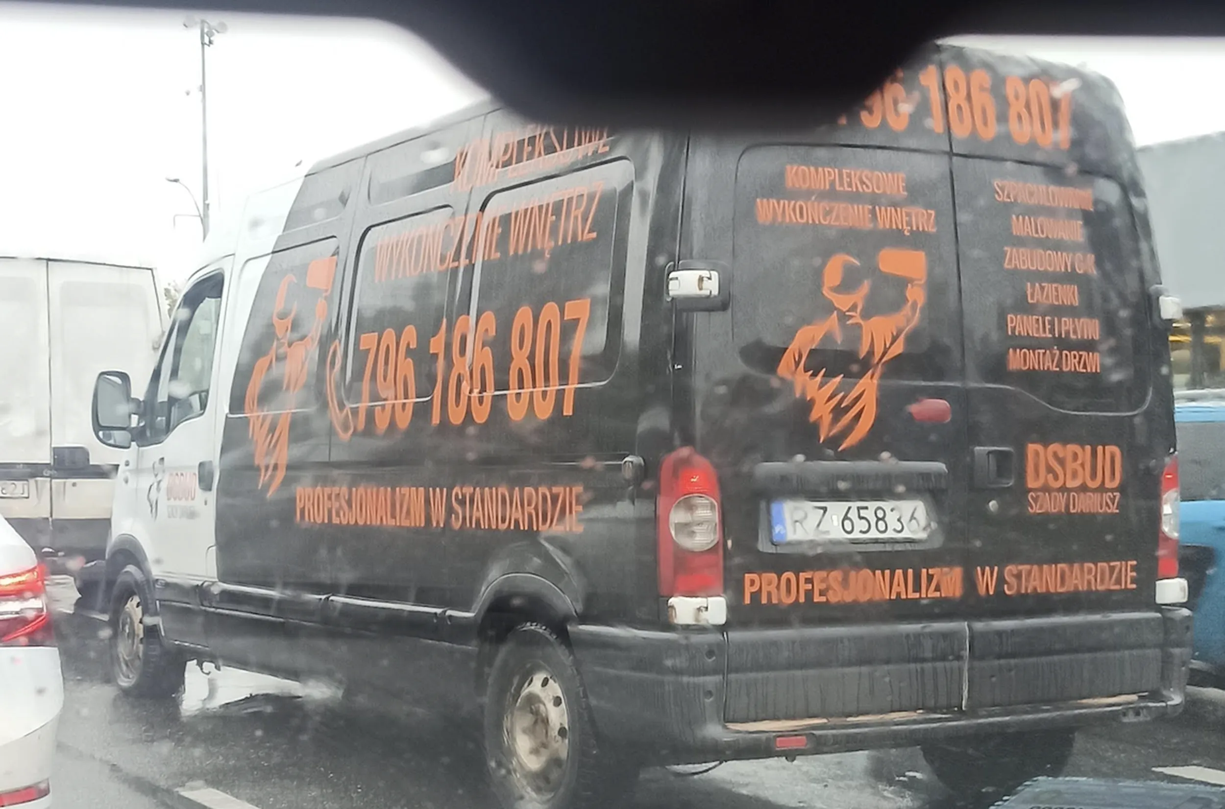 Prostak - pali papierosa w aucie, po czym wyrzuca niedopałek na ulicę.