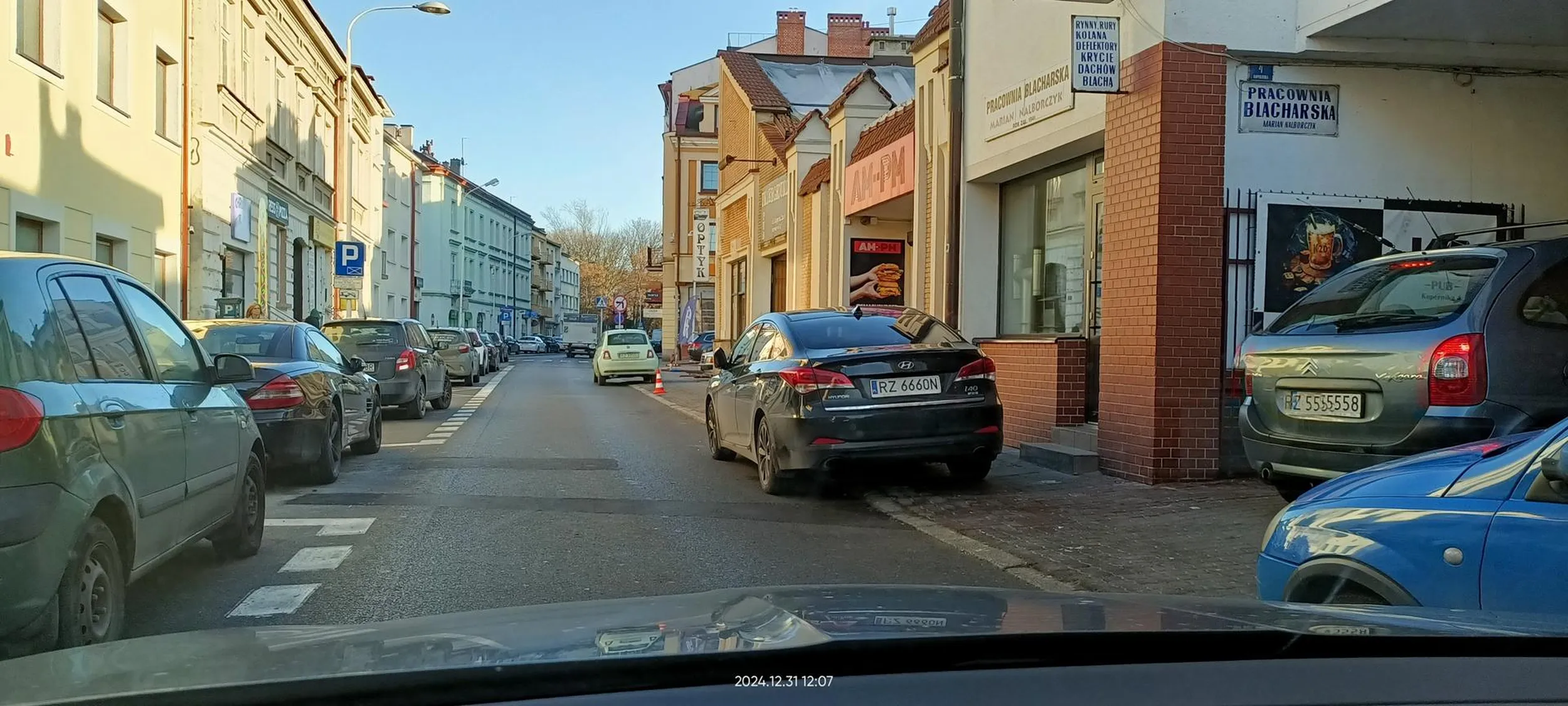 Na chodniku najlepiej.