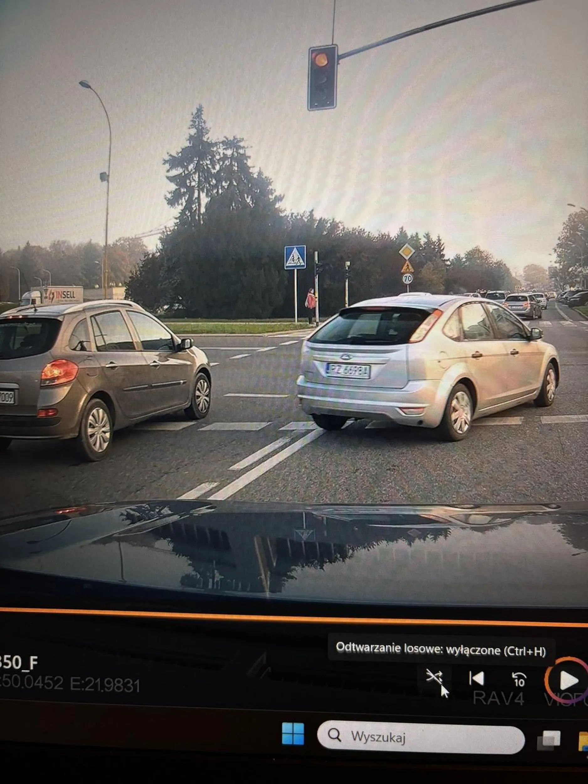 Świetne kreowanie trzeciego pasa, przejazd na czerwonym i spowodowanie zagrożenia w ruchu. Order głupoty