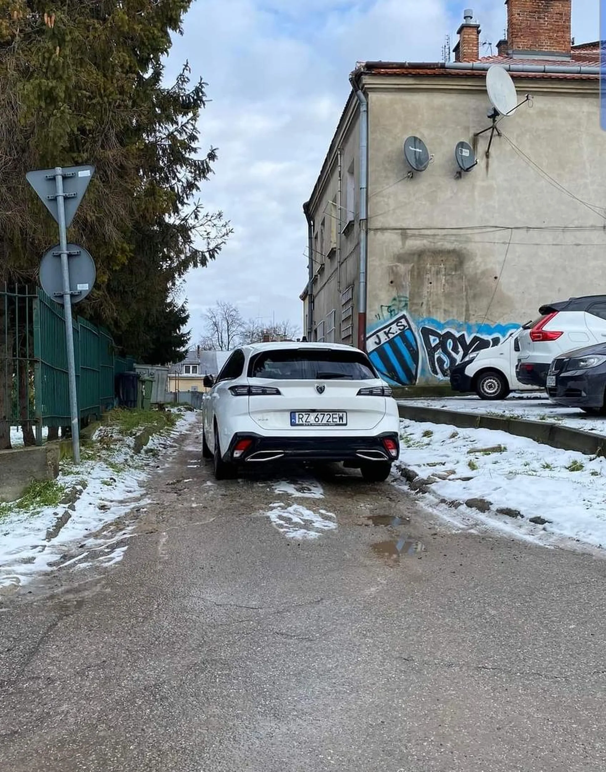 Piękne parkowanie w jaro, naprawdę mandacik w nagrodę się należy