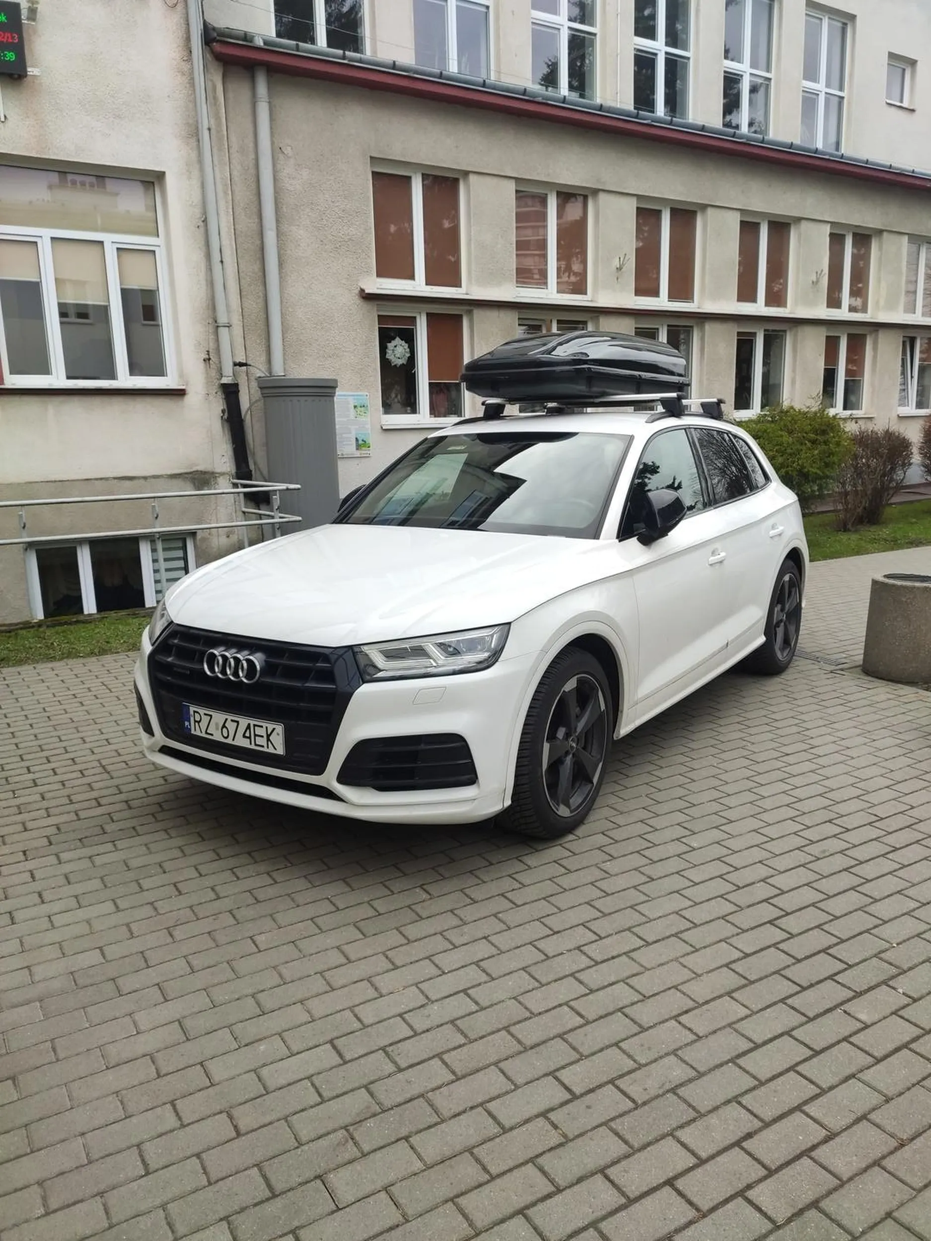 Kutas przy Zespole Szkol Elektronicznych blokuje wejscie