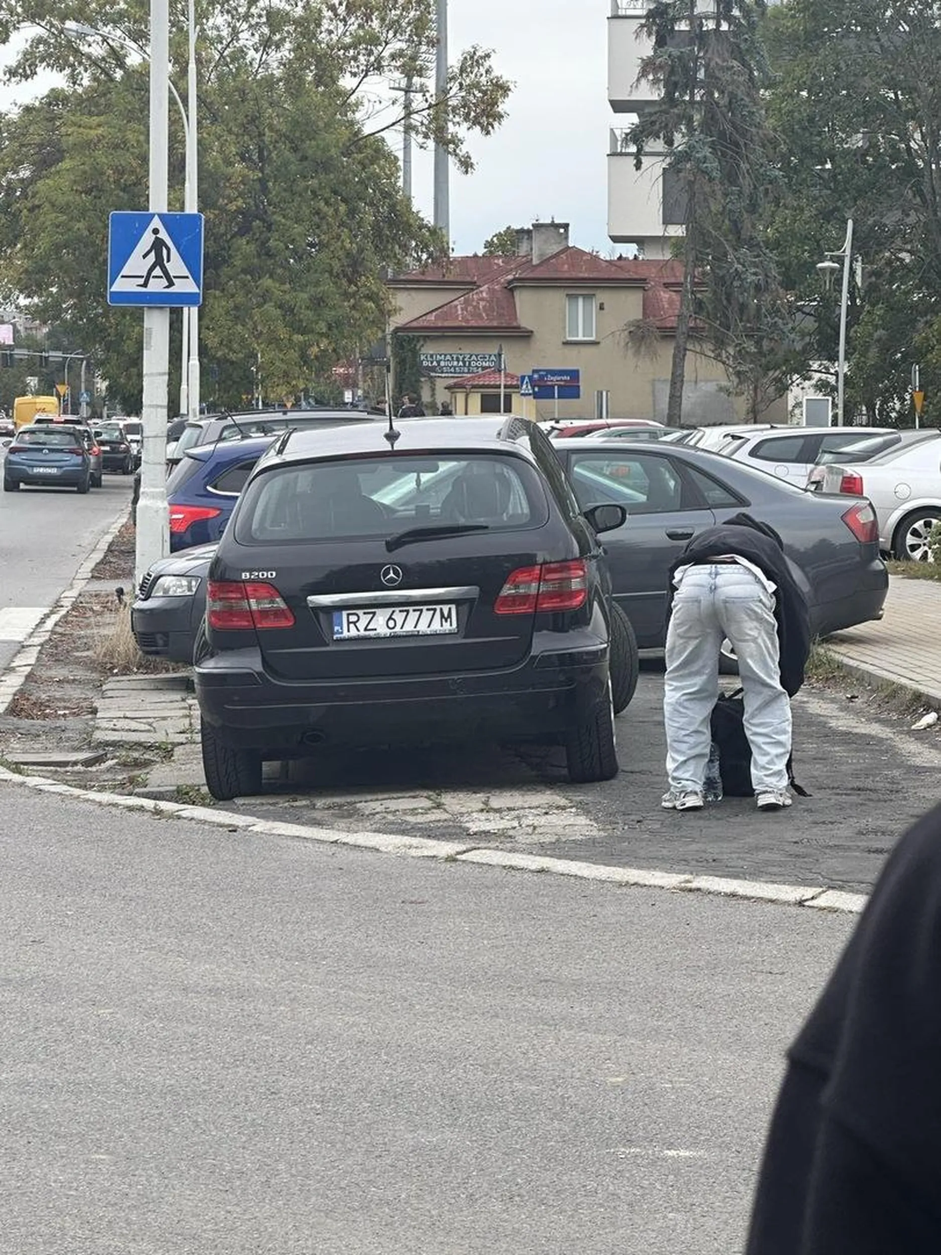 naucz sie parkowac a nie zajmujesz 3 miejsca