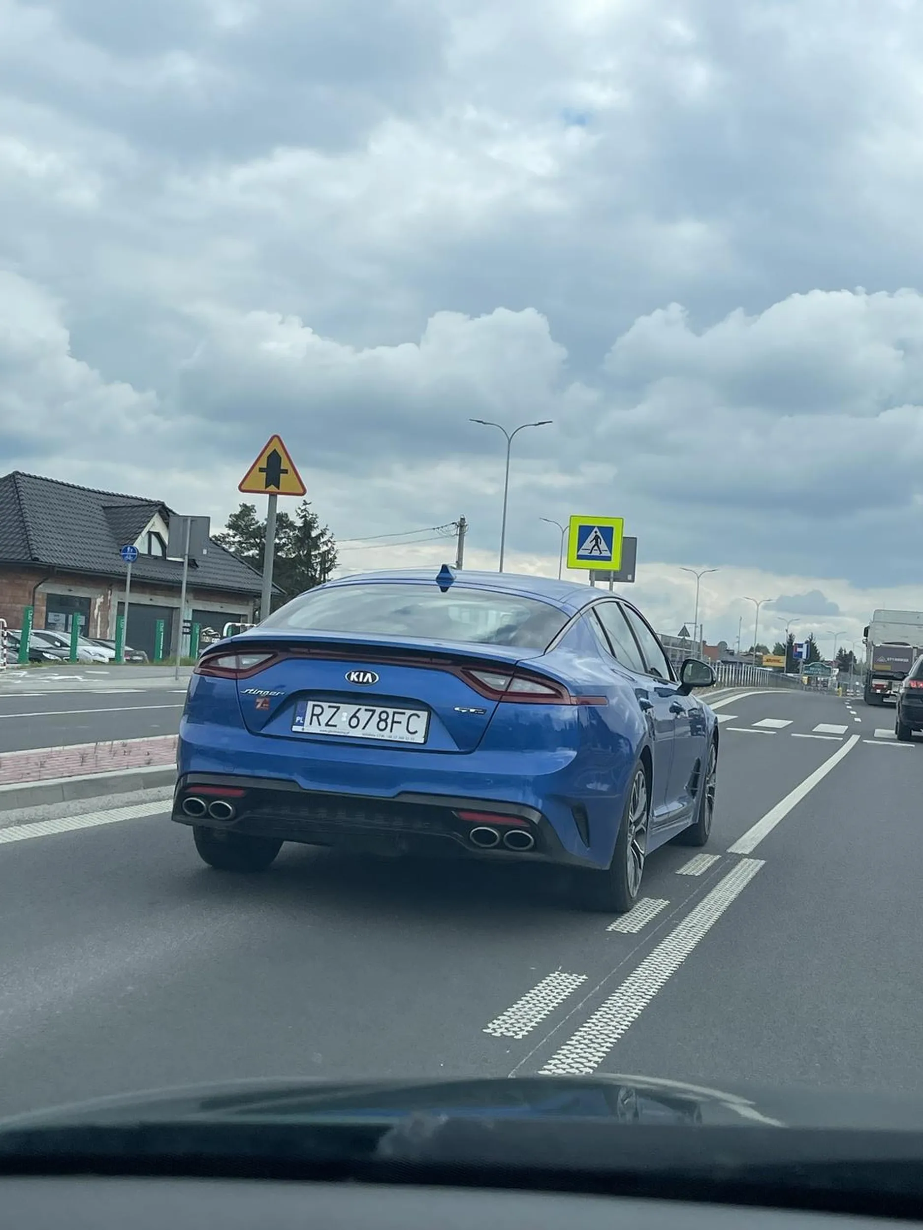 Polecam kierowcy z Rzeszowa  KIA Stinger gt kolor niebieski, przesiąść się na rower.