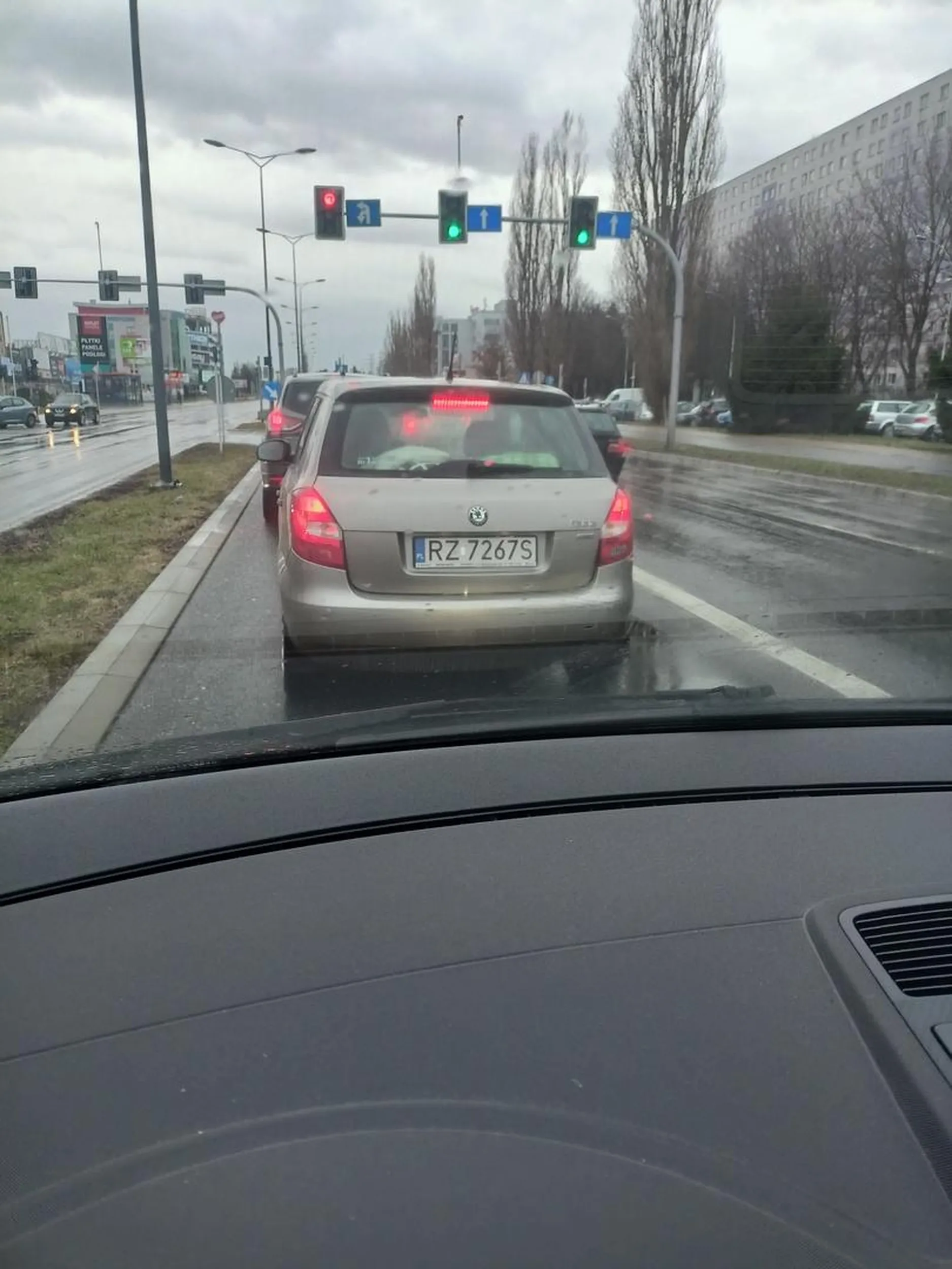 Pani prowadząca pojazd zmieniając pas oczywiście bez kierunku wjechała prosto na mnie , gdyby nie wolny trzeci pas że miałam gdzie uciekać doszłoby do poważnej kolizji. Nie zwracała uwagi na to że na nią trąbie, nadal jechała prosto na mnie. Chwilę jechałam za nią bo taki akurat był mój cel podróży i wszystkie zakręty jakie wykonywała były bez kierunkowskazu.