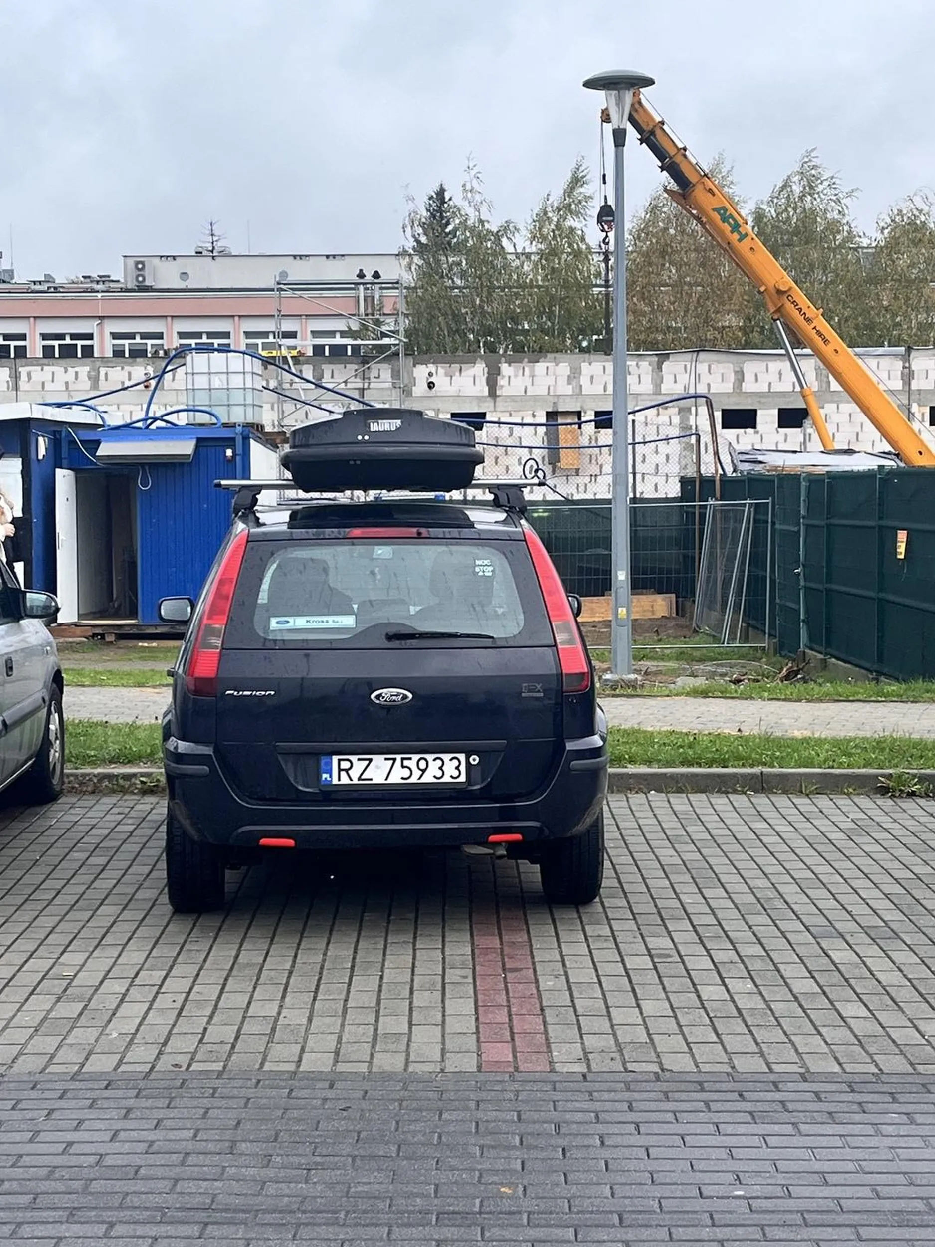 Wielmożny posiadacz Forda bał się o zarysowanie swej besti dlatego stanął na dwóch miejscach parkingowych, następnym razem pójdę do dziekana.