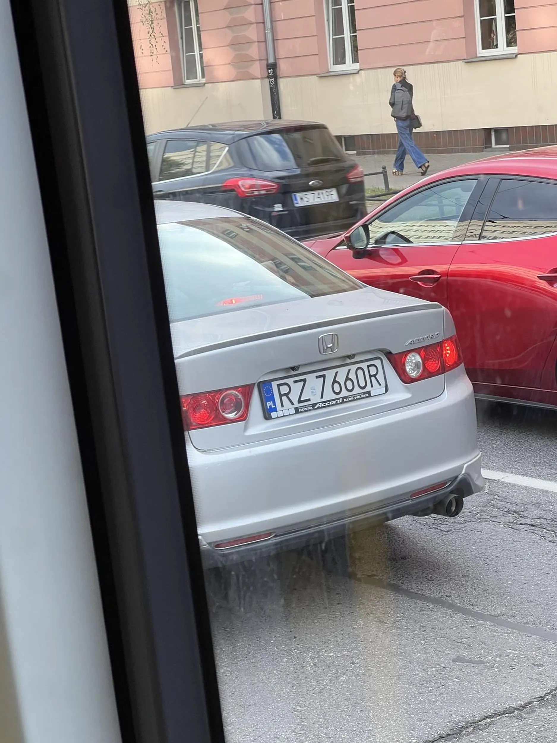 Pajac zajezdza droge tramwajowi i nie patrzy w martwe lole