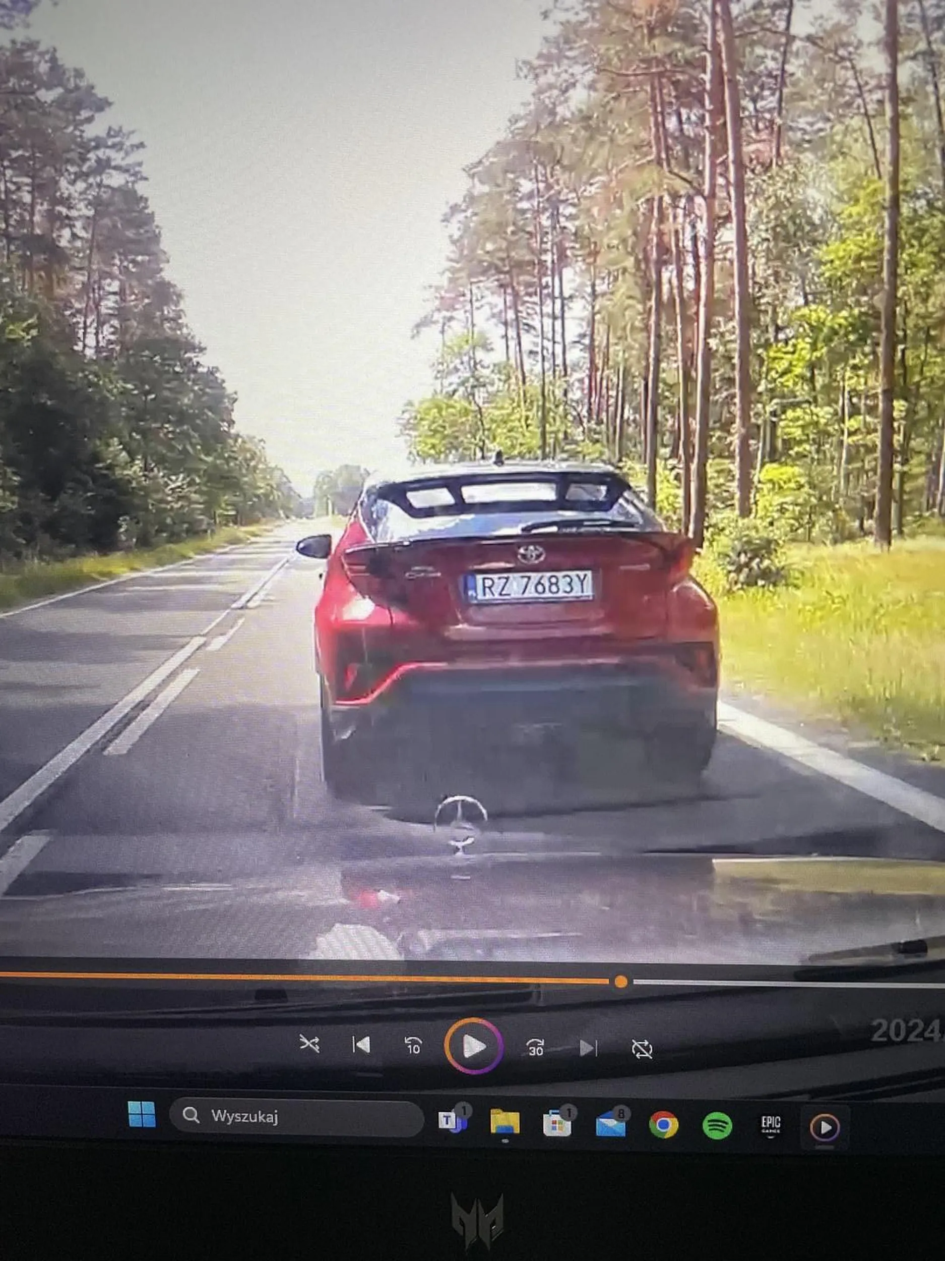 Naucz się kobieto jeździć Odcinkowy 80km/h paniusia na zakrętach zwalnia do 60, jadę za nią to zwalnia do 40 km/h i nie zamierza przyspieszać. Gdy wyszedłem się upewnić czy kierowca nie jest pod wpływem to kobieta za kierownicą zaczyna machać rękami, zaczyna nagrywać telefonem ale szyby otworzyć nie zamierza. Odjechałem