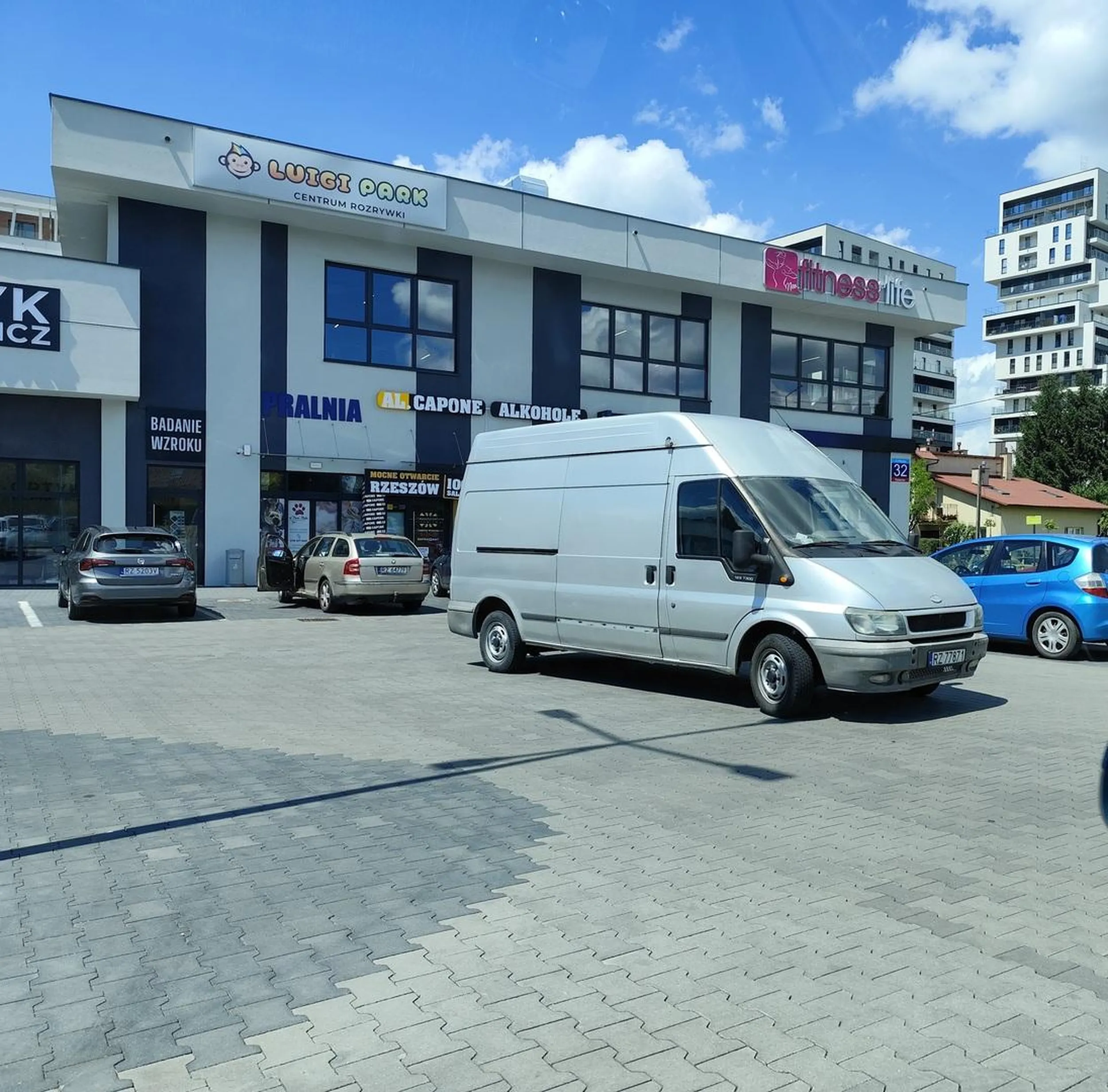 Zaparkowana pierwsza klasa, na samym środku przejazdu. Nie na chwilę, bo 30 min samochód stał na pewno.