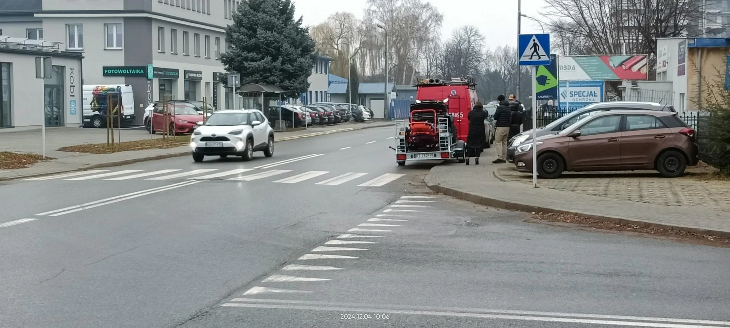 W tym kraju nawet służby nie potrafią prawidłowo parkować. Dla wyjaśnienia. Nie. Nie prowadzą żadnych czynności ratowniczych. Osoby na zdjęciu, podniecają się przywiezionym quadem.