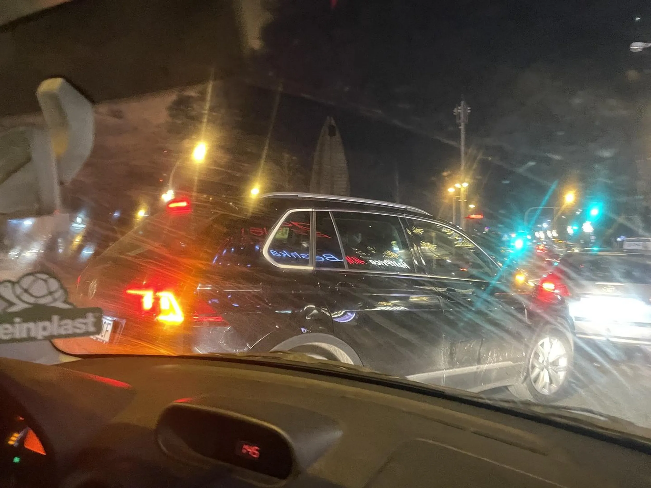 Profesjonalne zmienianie pasa bez kierunku, pani wepchala sie centralnie pod maske na beszczela bez kierunku i na czerwonym…prosze sobie wymienic płyn w kierunkowskazach XD