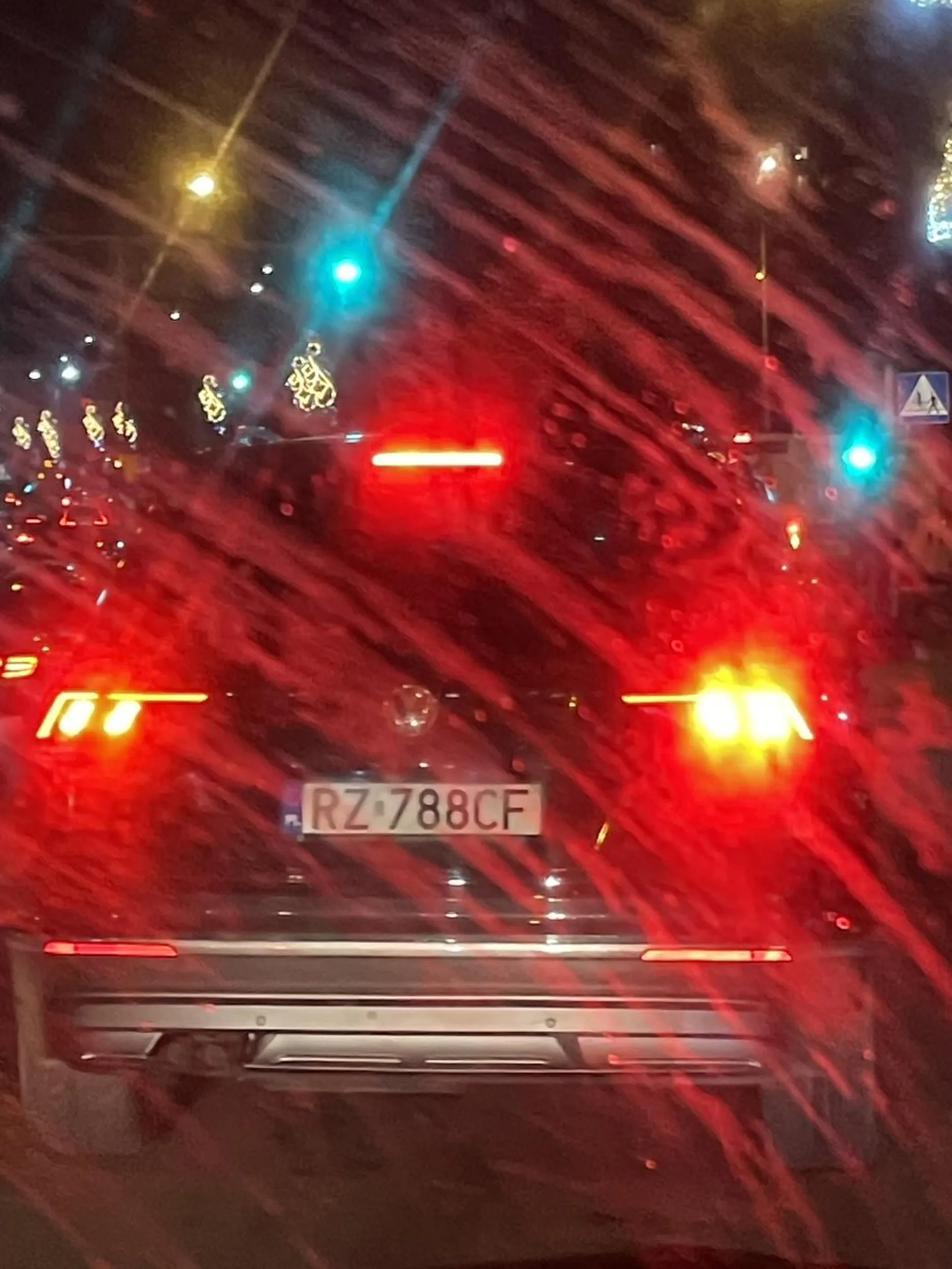 Profesjonalne zmienianie pasa bez kierunku, pani wepchala sie centralnie pod maske na beszczela bez kierunku i na czerwonym…prosze sobie wymienic płyn w kierunkowskazach XD