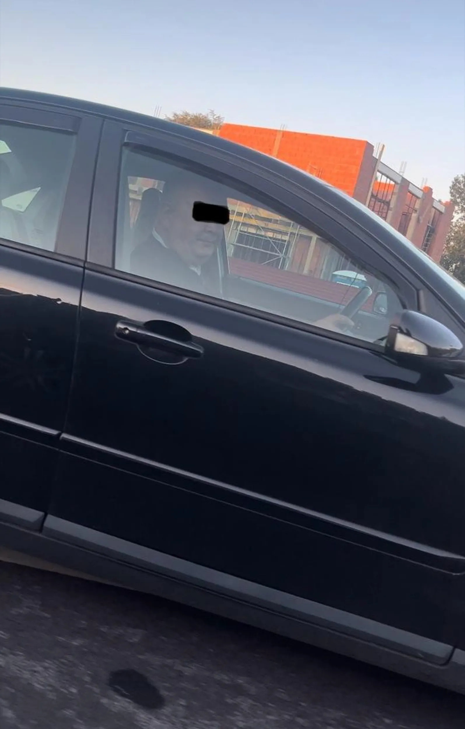 Stary dziad wyrzuca pety przez okno