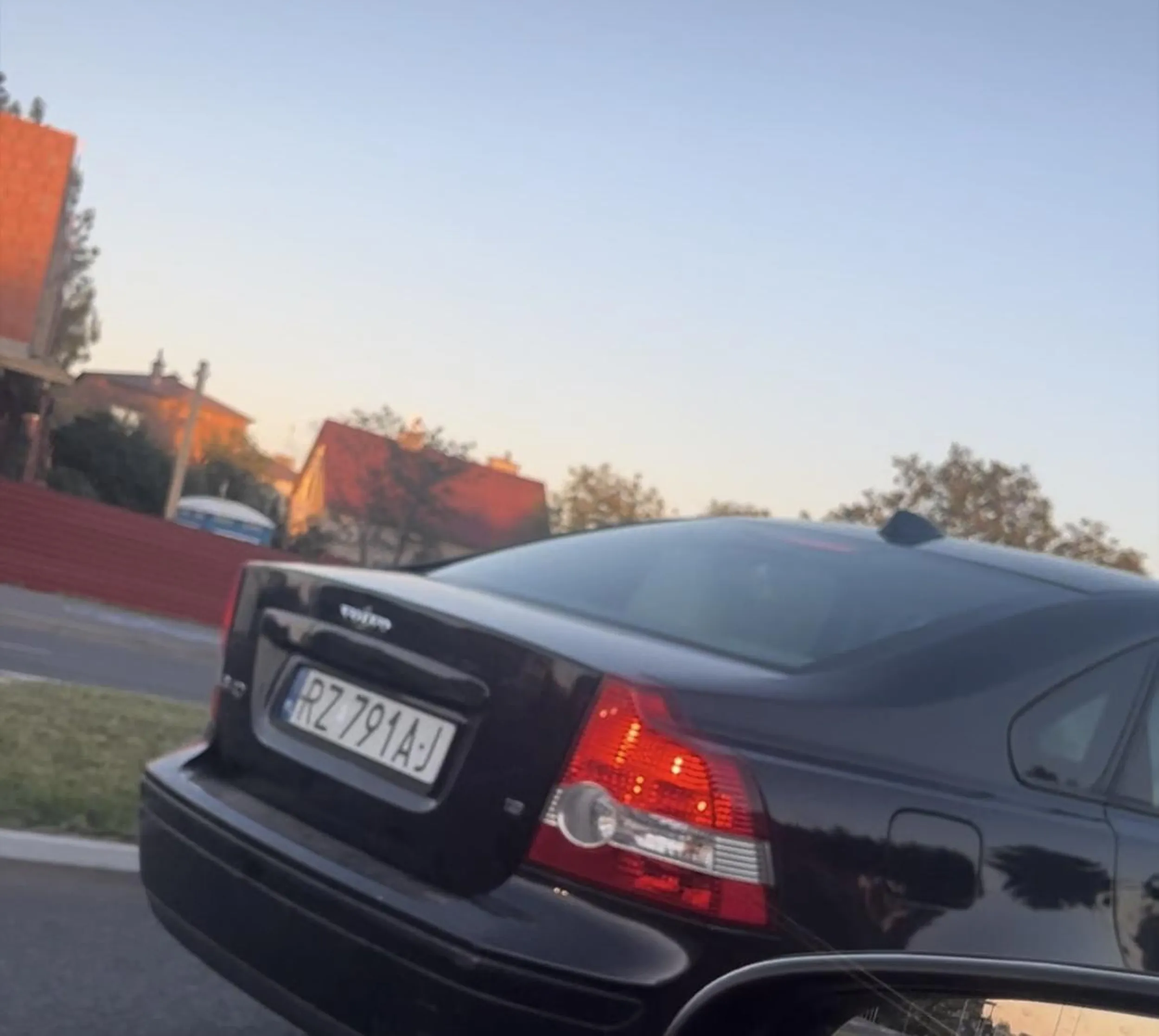 Stary dziad wyrzuca pety przez okno