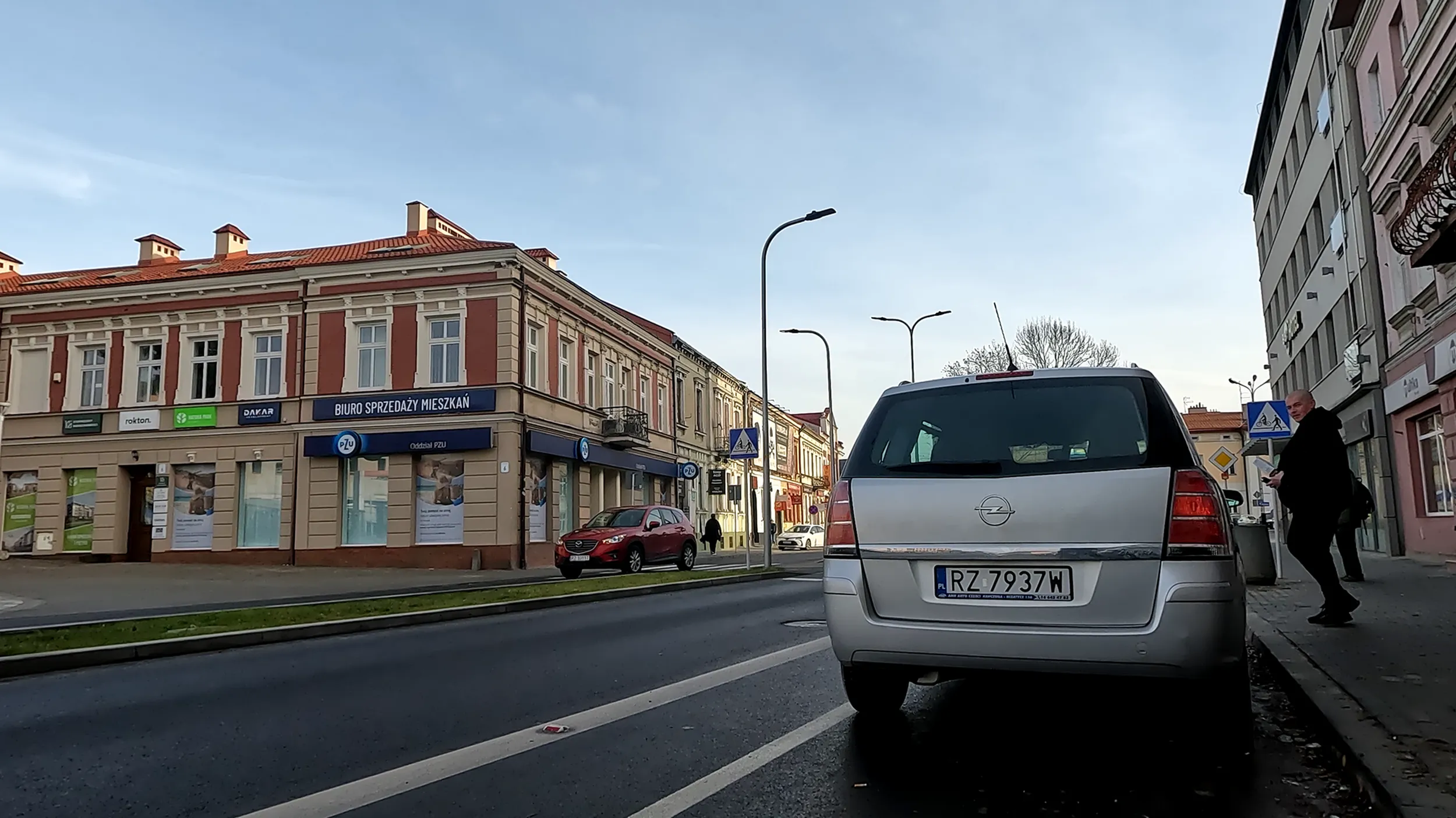 Łap laurkę łysolu. Jak zastawiłeś ścieżkę rowerową, żeby sobie pójść do sklepu po flaszkę. Awaryjne nie są od tego, żeby wyskakiwać na nich do sklepu.