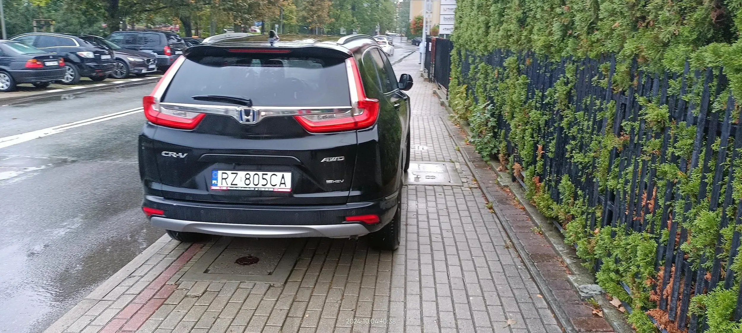 Egoista pieprzony. A żebyś tak kiedyś na wózku inwalidzkim musiał po ulicy omijać kretyna co na chodniku parkuje.