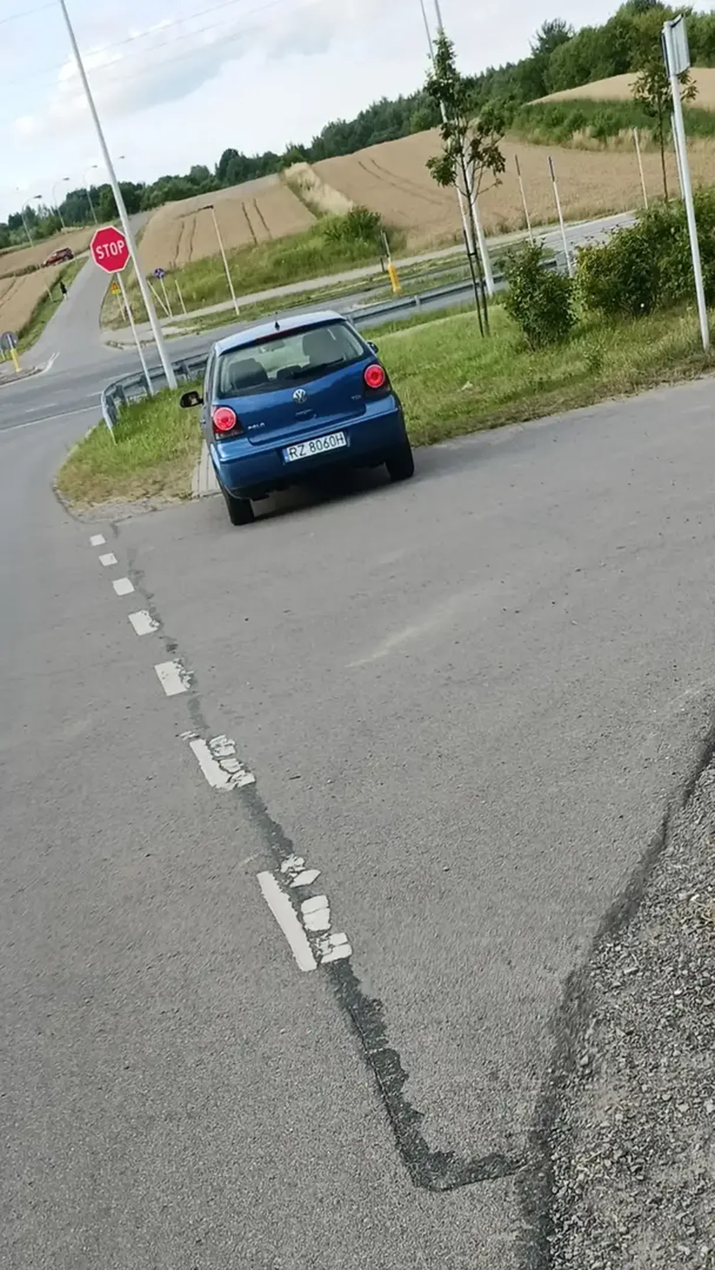 Nie polecam ! Baba siedzi i rozmawia przez telefon z kolezaneczka blokując cały chodnik . Prawo jazdy chyba w czipsach !!