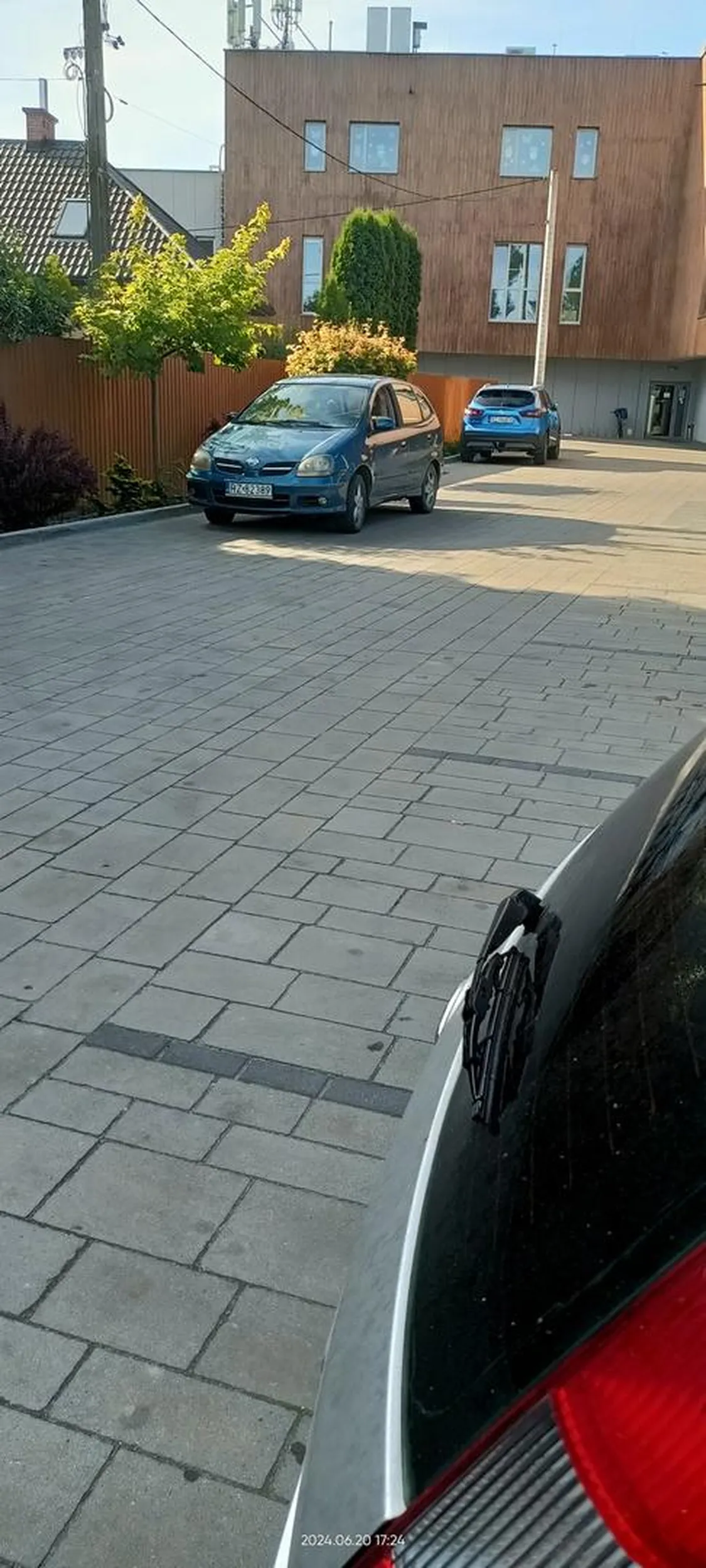 Dużo miejsc wolnych na parkingu, ale jednak na drodze parkingowej się lepiej parkuje.