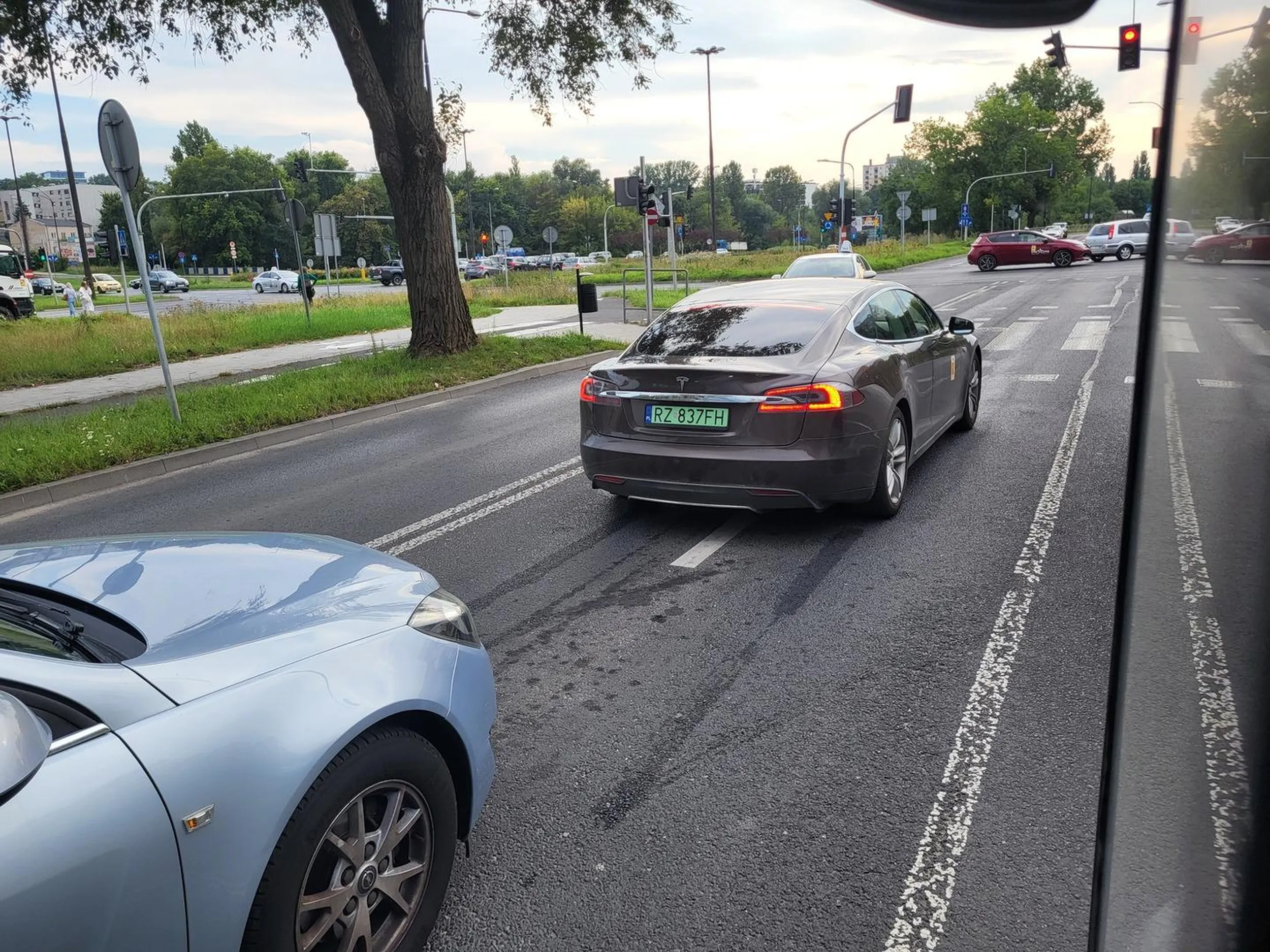 Jak już jest się bolciarzem na Tesli to trzeba pamiętać o obowiązkowym wyposażeniu... a takim jest np. kogut na dachu. Kierowca niestety o tym wciąż zapomina.