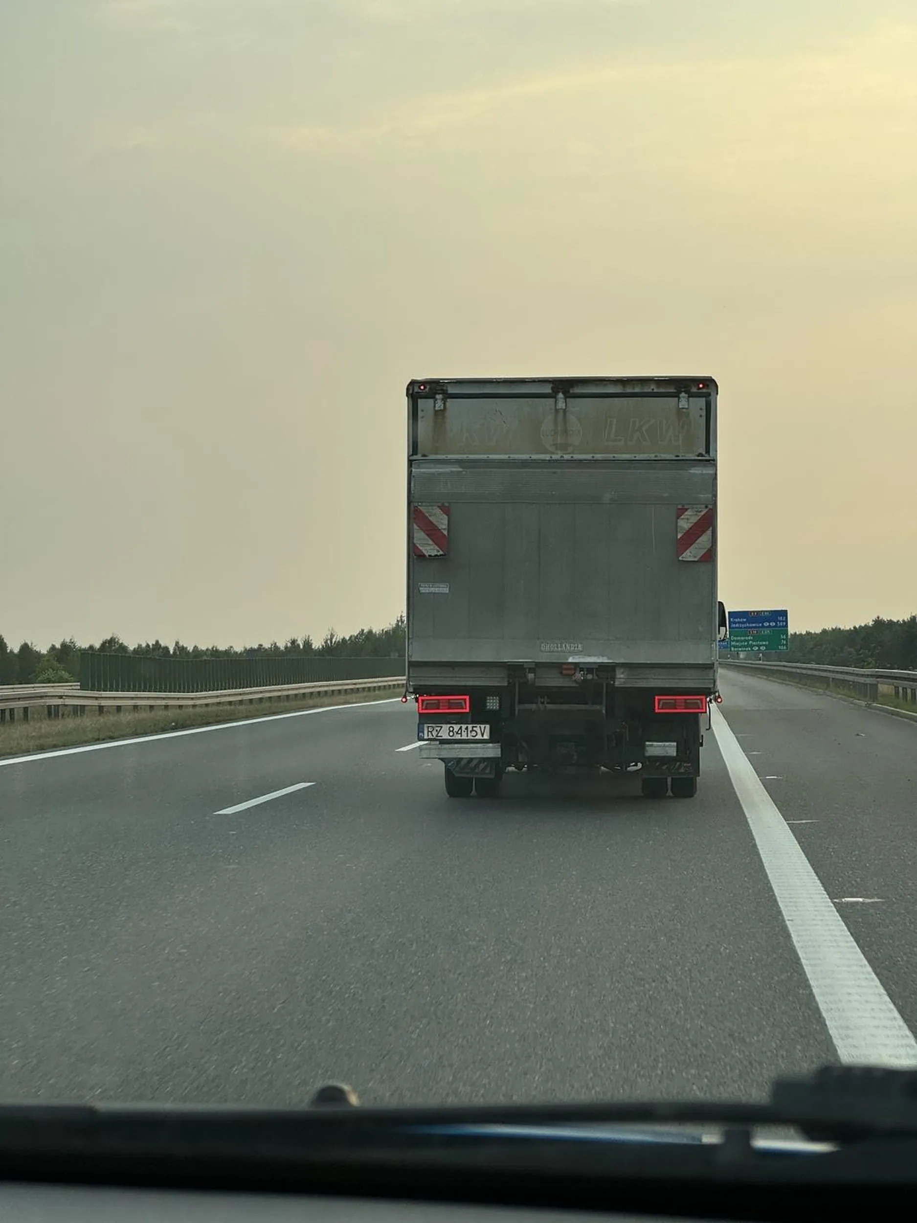 Bucu pierw siedzisz na dupie na pasie rozbiegowym później gdy chce zjechać z rozbiegowego to mnie wyprzedzasz a na koniec wyprzedzając zajeżdżasz drogę młody fiucie
