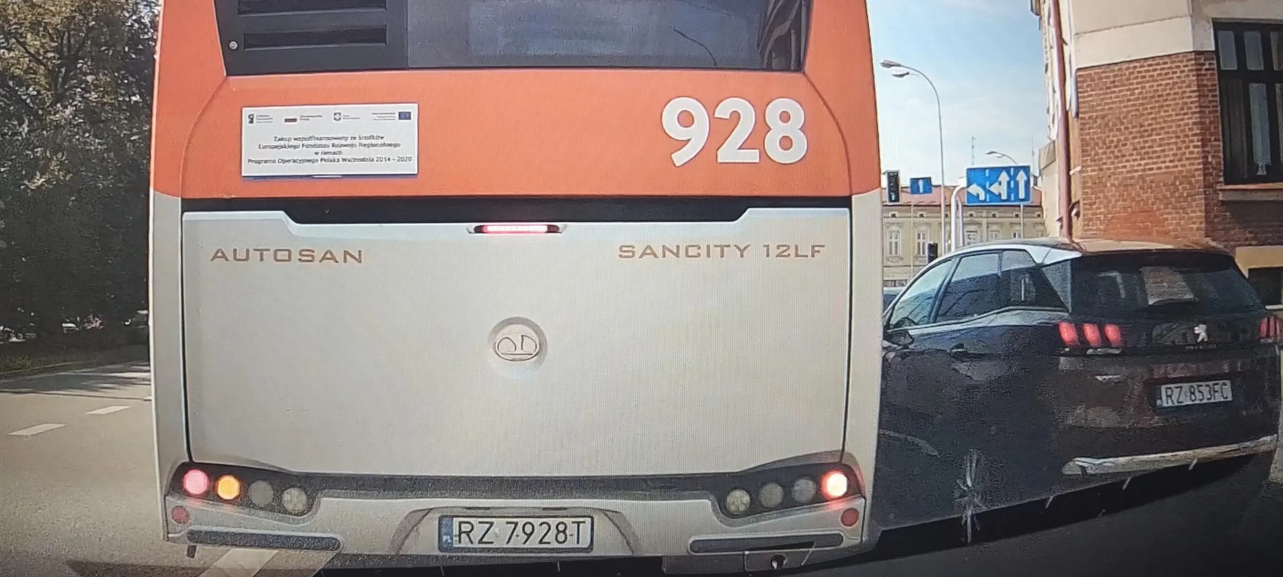 Tuman stoi na pasie do skrętu w lewo po czym stwierdza że mu sie nudzi i wpieprzy sie przed autobus