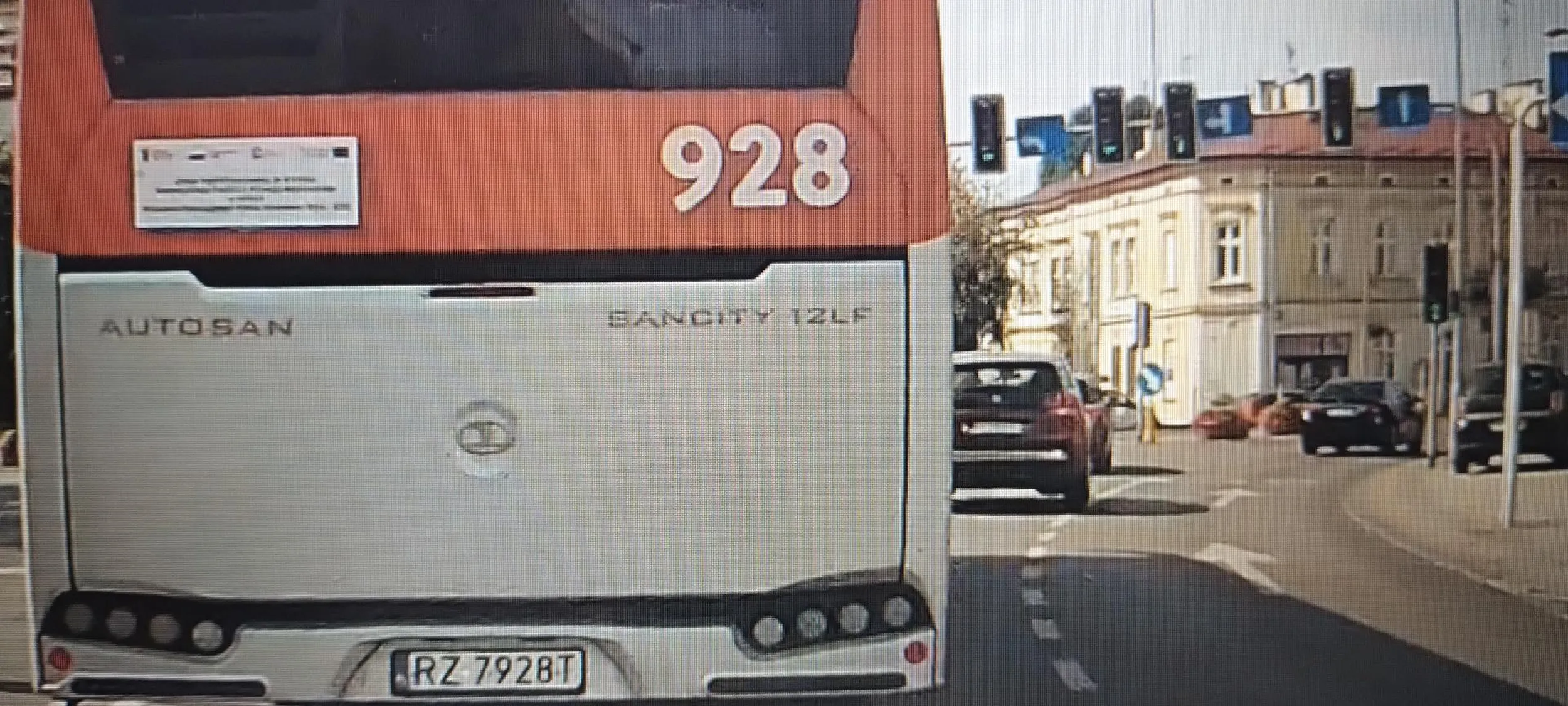 Tuman stoi na pasie do skrętu w lewo po czym stwierdza że mu sie nudzi i wpieprzy sie przed autobus