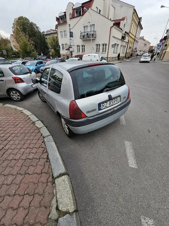 Kierowca tego auta parkuję na samym skrzyżowaniu (Rzeszów ul. Szpitalna)  i utrudniał wjazd innym kierowcom Parkowanie na skrzyżowaniu – jest to niedozwolone w odległości mniejszej niż 10 metrów od krzyżówki