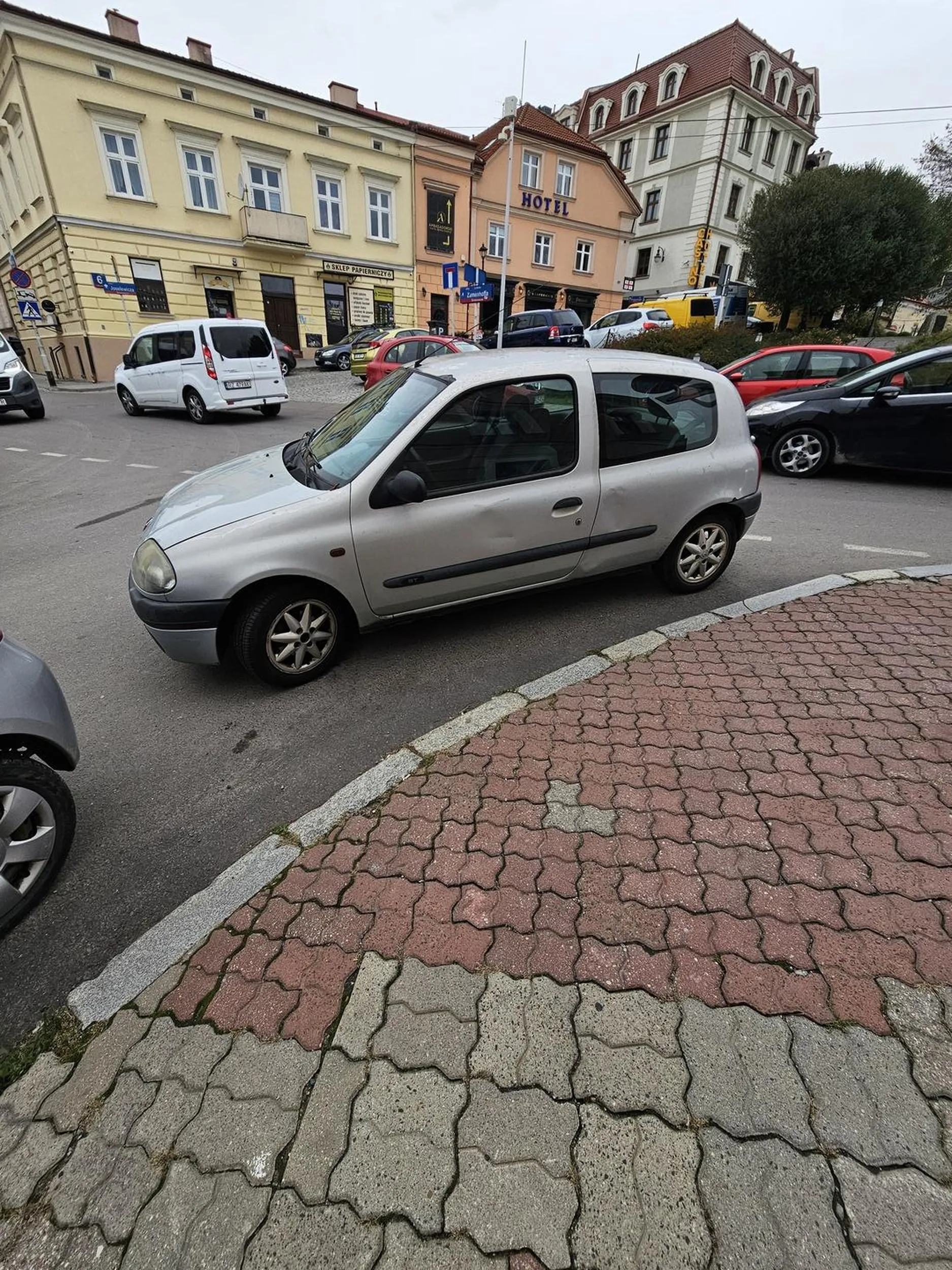 Kierowca tego auta parkuję na samym skrzyżowaniu (Rzeszów ul. Szpitalna)  i utrudniał wjazd innym kierowcom Parkowanie na skrzyżowaniu – jest to niedozwolone w odległości mniejszej niż 10 metrów od krzyżówki