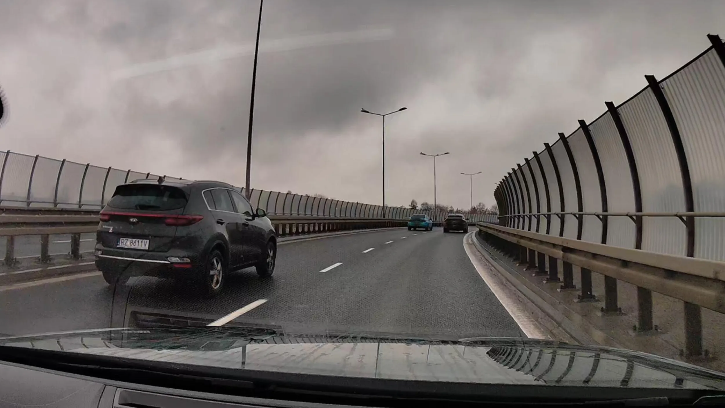 jeżeli 5 kolejnych samochodów wyprzedza cię prawym pasem, to może jest to jakiś znak? xD