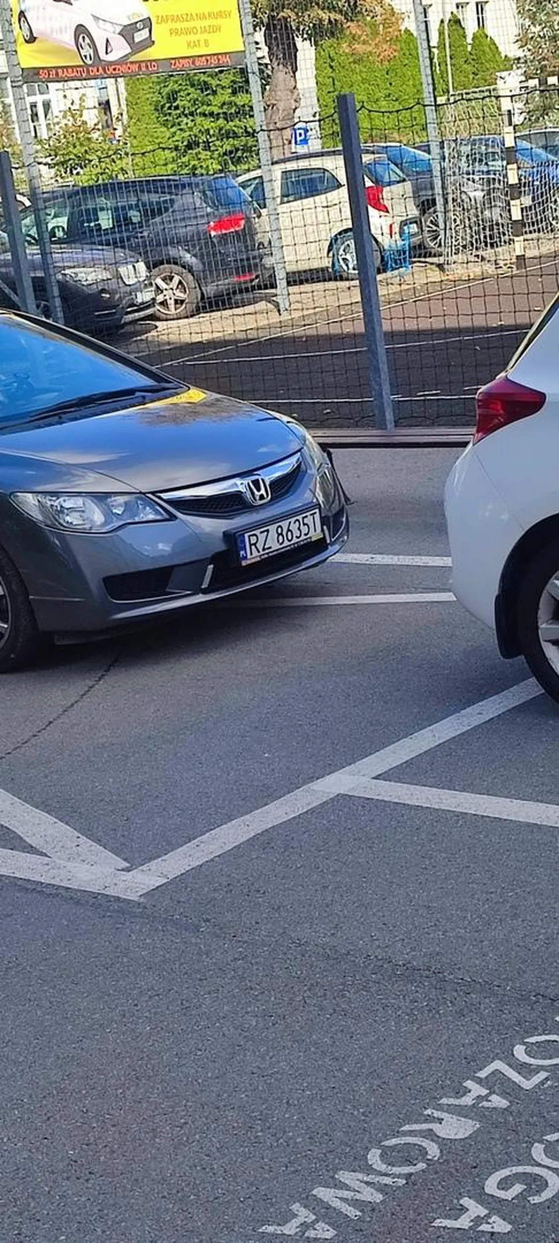 Właścicielka pojazdu będąca w zaawansowanej ciąży spożywczej parkuje na kopercie myśląc, że wszystko jej wolno. Ja się nie znam, ale na moje oko za to jest 3 lata więzienia. PS resory siadły do gleby(low rajder).