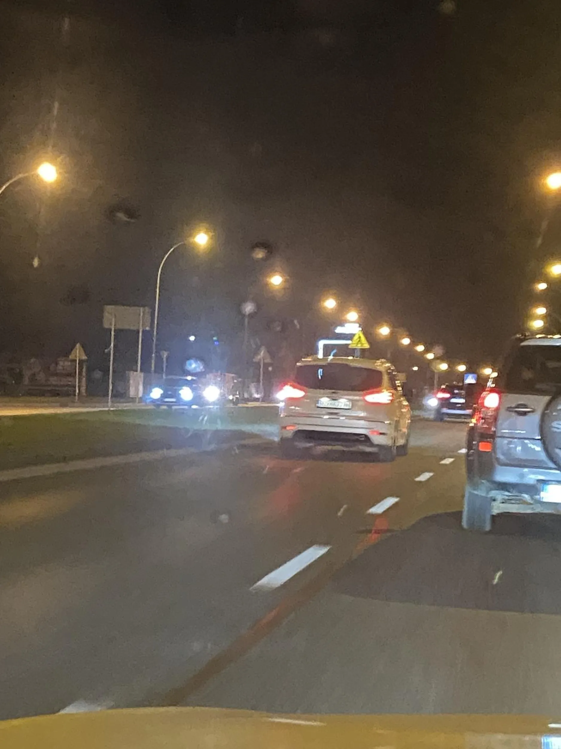 Kierowca pojazdu z rejestracją RZ 8677W popisał się kompletnym brakiem umiejętności i wyobraźni na rondzie. Zjechał z ronda z zewnętrznego pasa, wjeżdżając wprost na lewy pas, jakby rondo było jego prywatnym torem przeszkód. Takie zachowanie to idealny przykład, jak nie należy jeździć – gratulacje za stworzenie zagrożenia na drodze! Następnym razem polecam lekturę kodeksu drogowego albo przesiadkę na hulajnogę, bo kierowanie samochodem wyraźnie Cię przerasta.