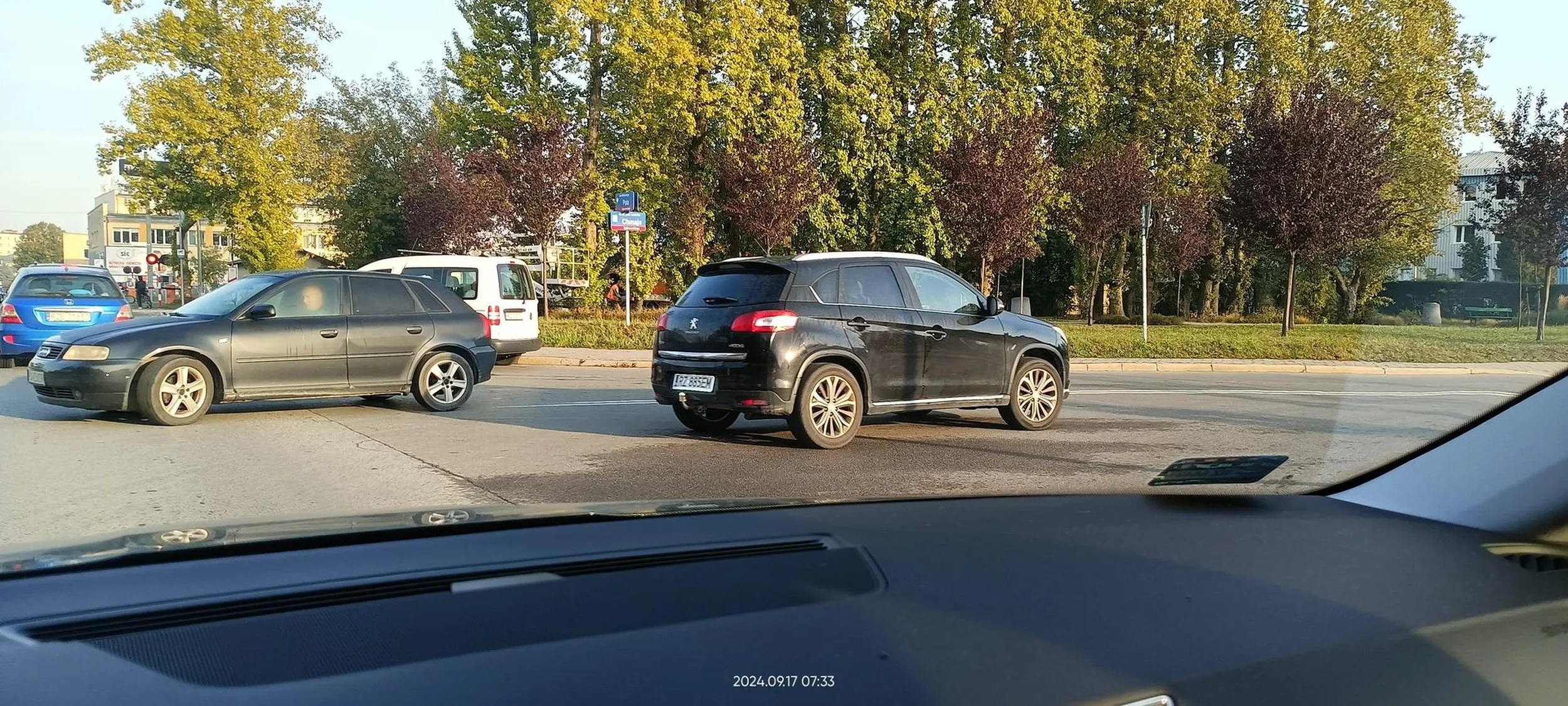 Omijanie na podwójnej ciągłej pojazdów stojących w korku, żeby czasem o minutę za długo nie postać.
