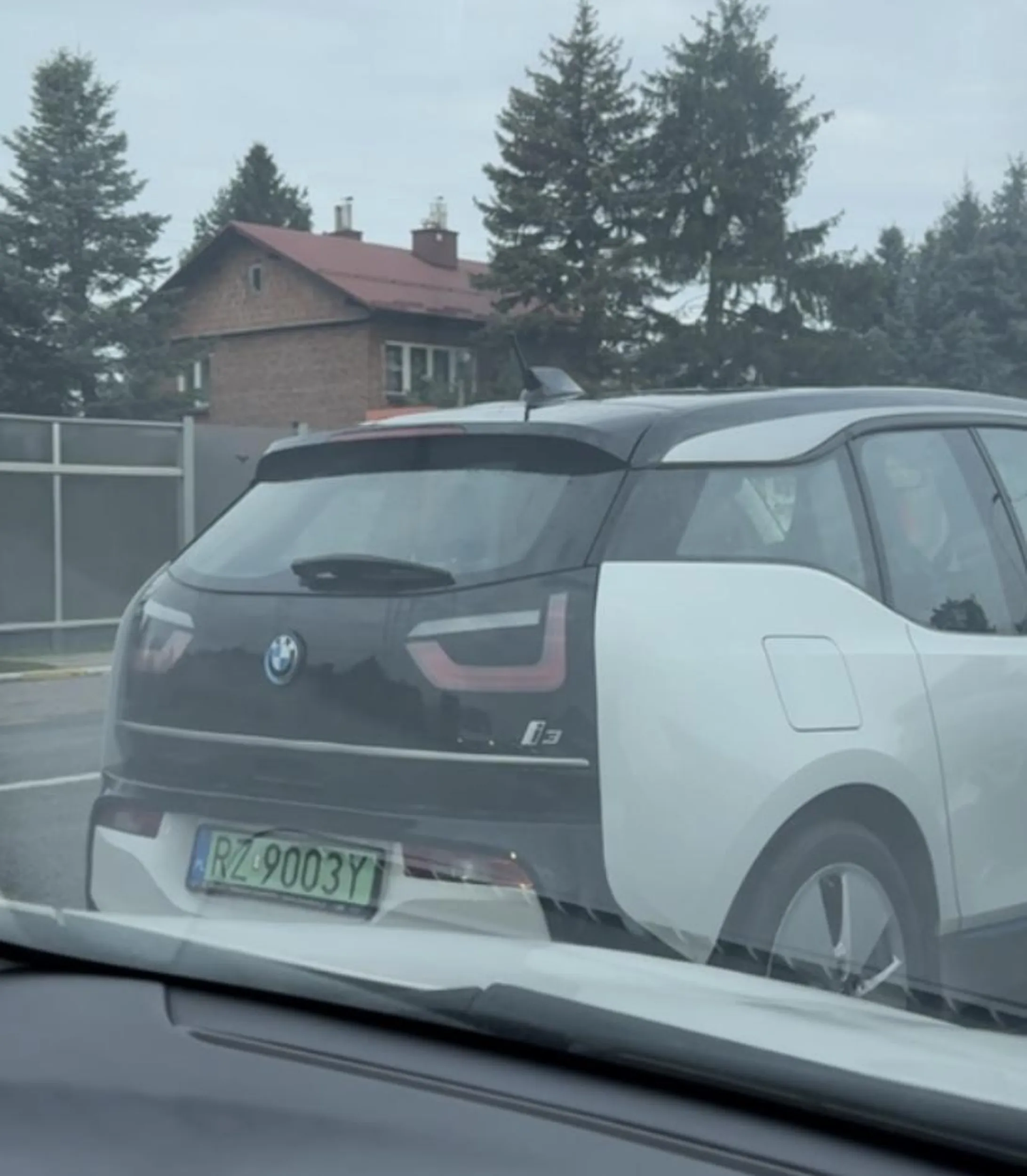 Pani nie zna przepisów ruchu drogowego, pcha się, podjeżdża przeklina i  mówi że mam obowiązek ją puścić bo jest na pasie włączającym do ruchu, jeśli ktoś kogoś wpuszcza z takiego pasa to na zasadzie uprzejmości, nie ma takiego obowiązku a jazda na suwak polega na wpuszczaniu pojazdów z zanikających pasów podczas jazdy w korku. Jeśli Pani to przeczyta to proszę się do edukować zanim zacznie Pani przed twarzą córki pokazywać “fucki”.