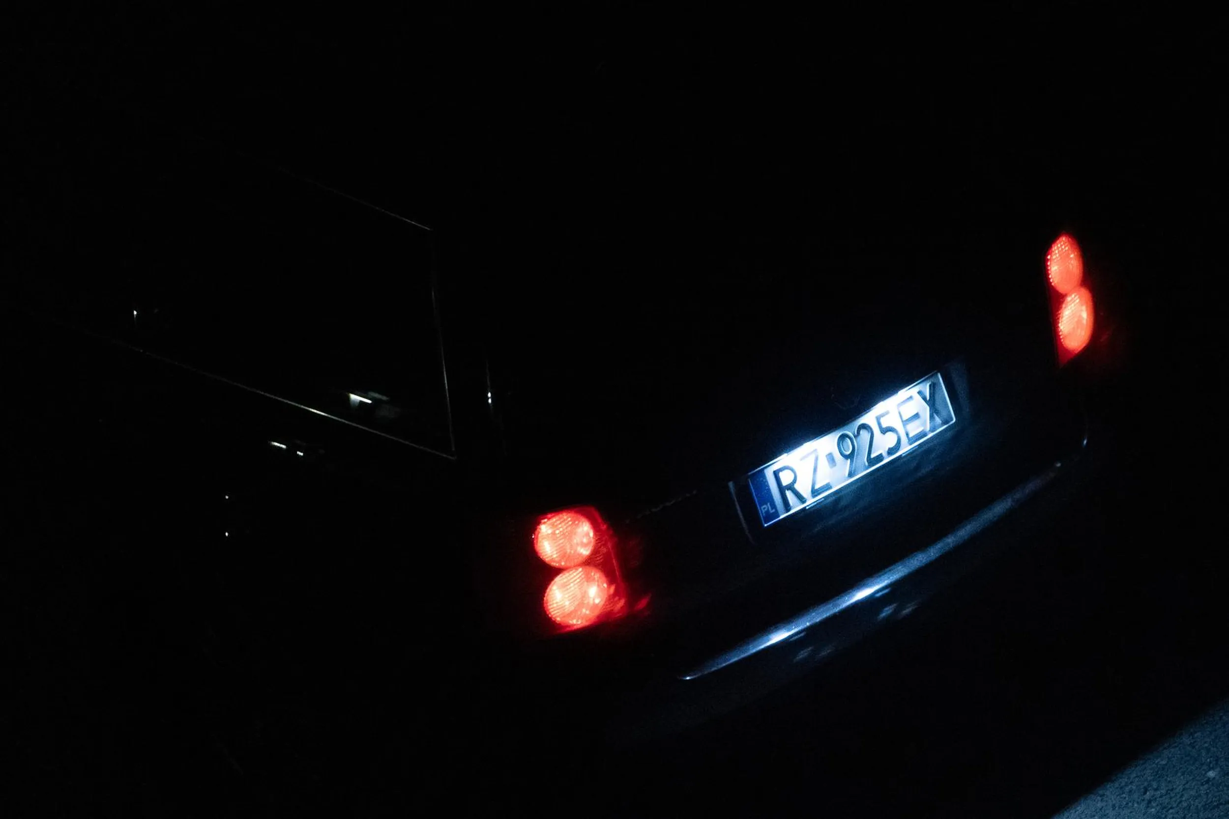 Typ podjeżdża w środku nocy swoim pierdzacym śmierdzącym dieslem pod blok, stoi, kłóci sie z dziołchą po ukrainsku przez telefon i kopci smrodem z silnika w okna. Nastepnym razem gwarantuje ci ukraincu jeden, ze dostaniesz w to swoje autko kamieniami za takie coś i pojedziesz prosto na front bronic swojego kraju.