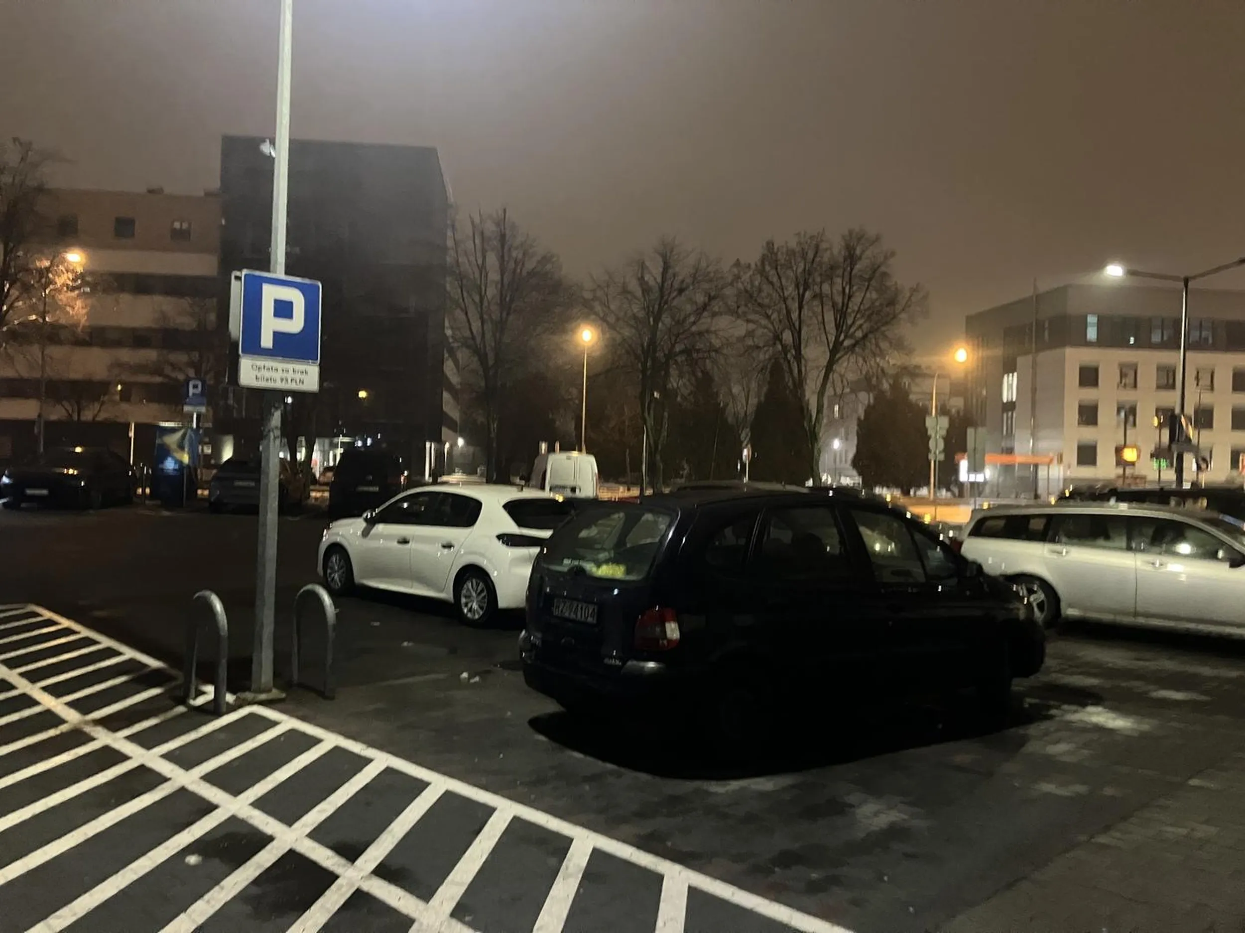Kobieta parkuje na środku parkingu w poprzek, jak upośledzona, zajmując 2 lub 3 miejsca, po czym bez pobrania bileciku z parkomatu (bo bez sensu przy takich umiejętnościach parkowania) udaje się na zakupy do sklepu i w dupie ma jakiekolwiek zasady, przepisy i kulturę.